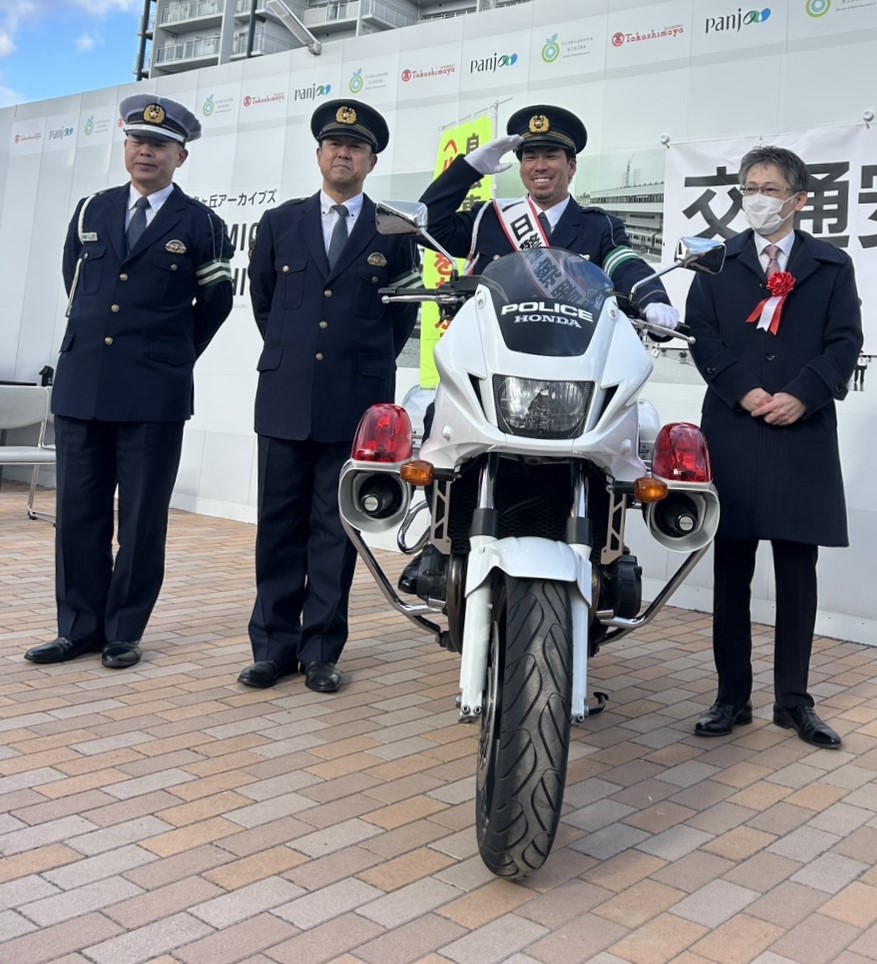 南堺警察署の一日署長を務めた楽天前田健（右から2人目）（撮影・佐藤究）