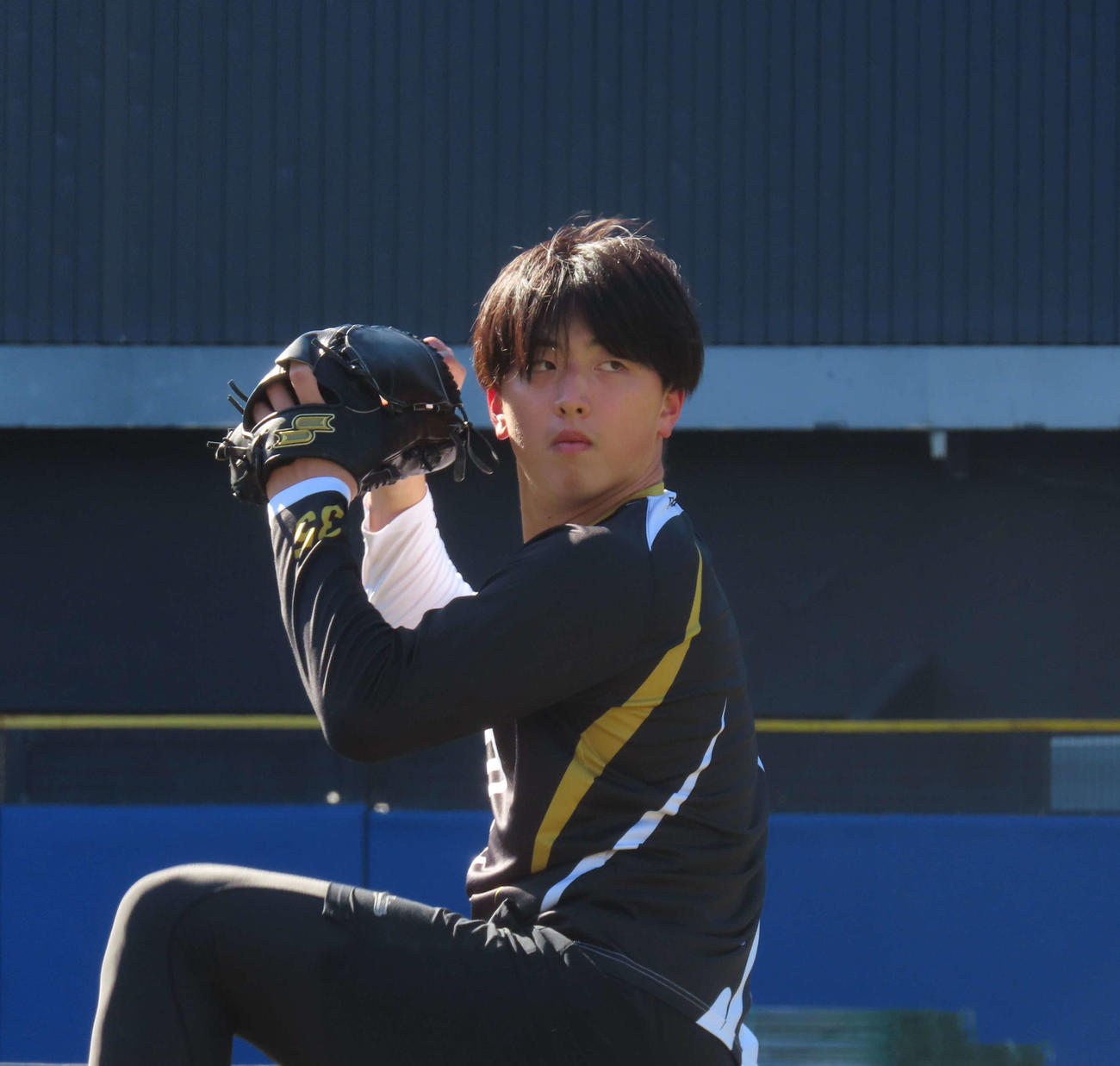 自主トレを公開しキャッチボールをするロッテ田中（撮影・水谷京裕）