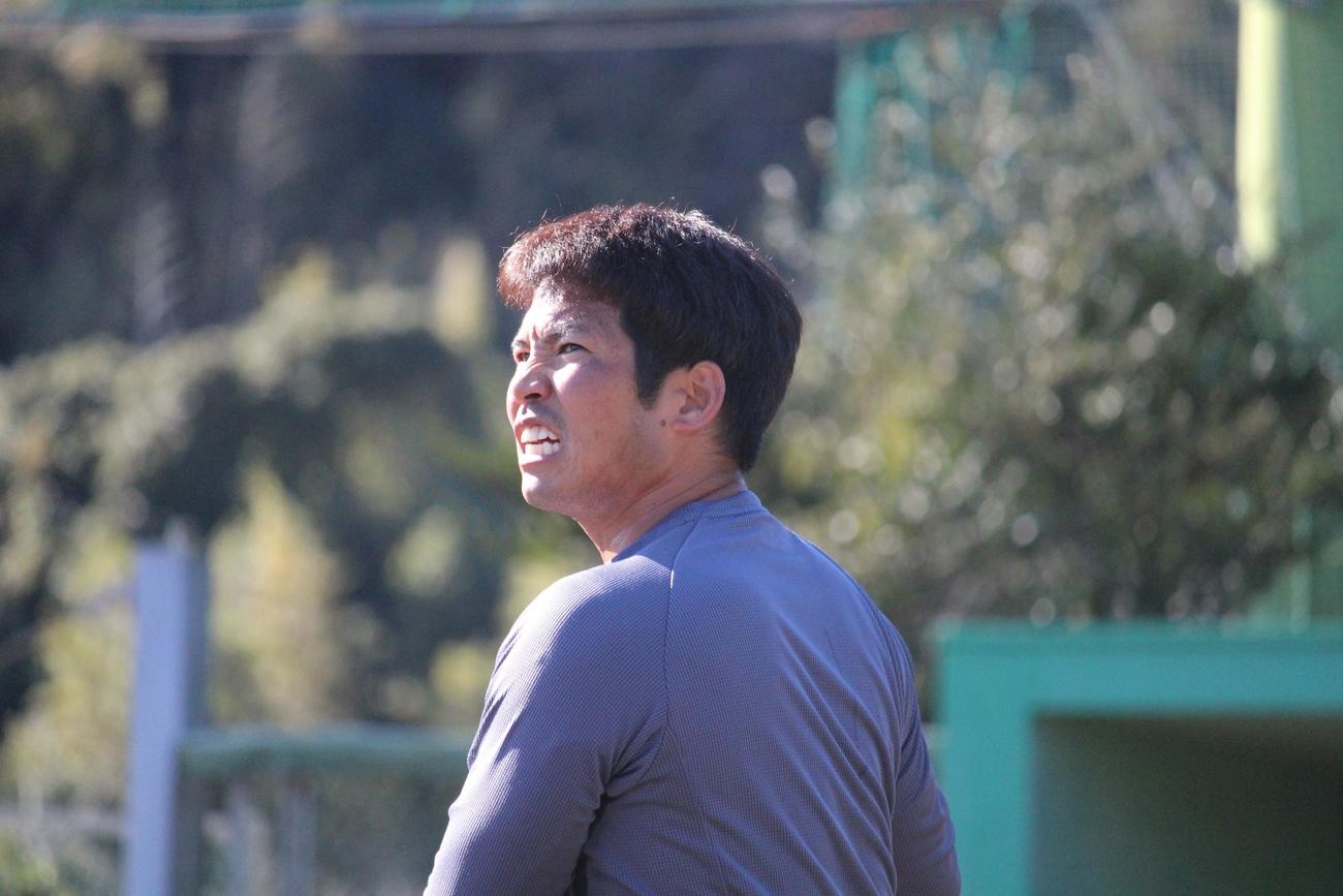 ロングティーで悔しそうな表情を見せる西武桑原（撮影・金子真仁）