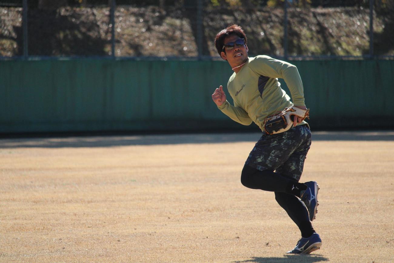 自主トレでノックを受ける西武桑原（撮影・金子真仁）