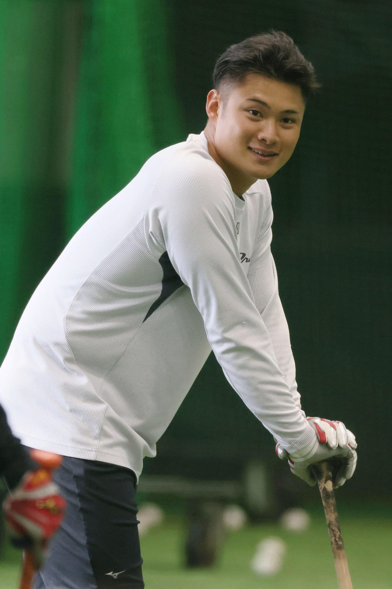 練習中、笑顔をみせる広島田村（撮影・加藤孝規）