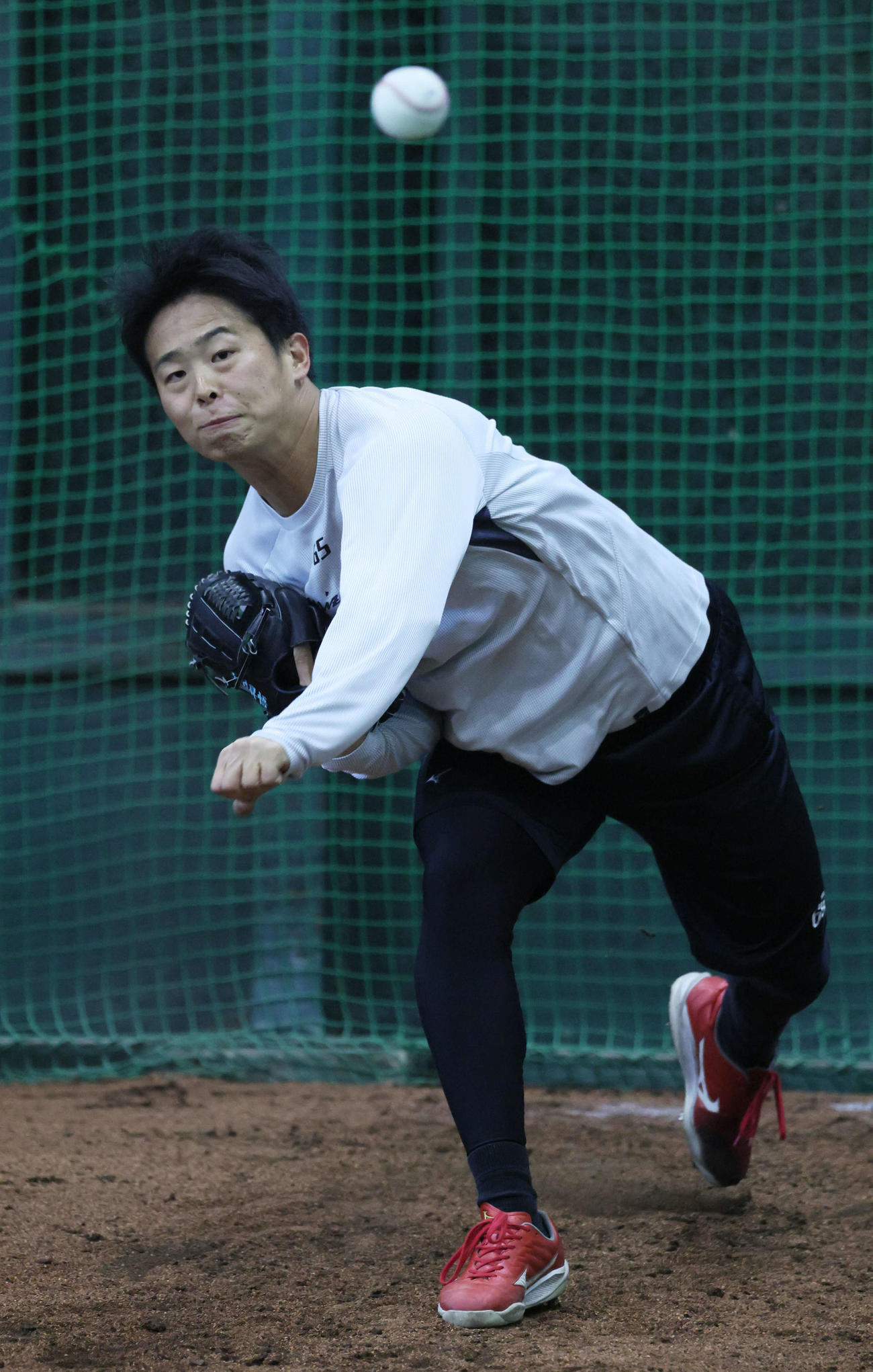 ブルペンで投げる広島玉村（撮影・加藤孝規）