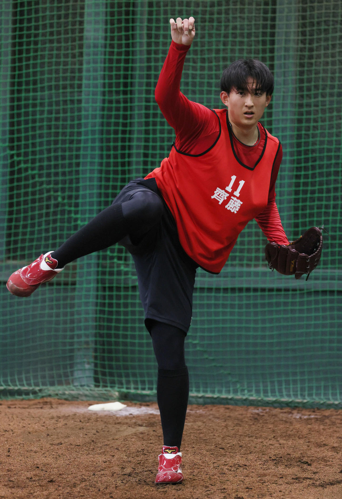 ブルペンで投げる広島ドラフト2位の斉藤汰（撮影・加藤孝規）