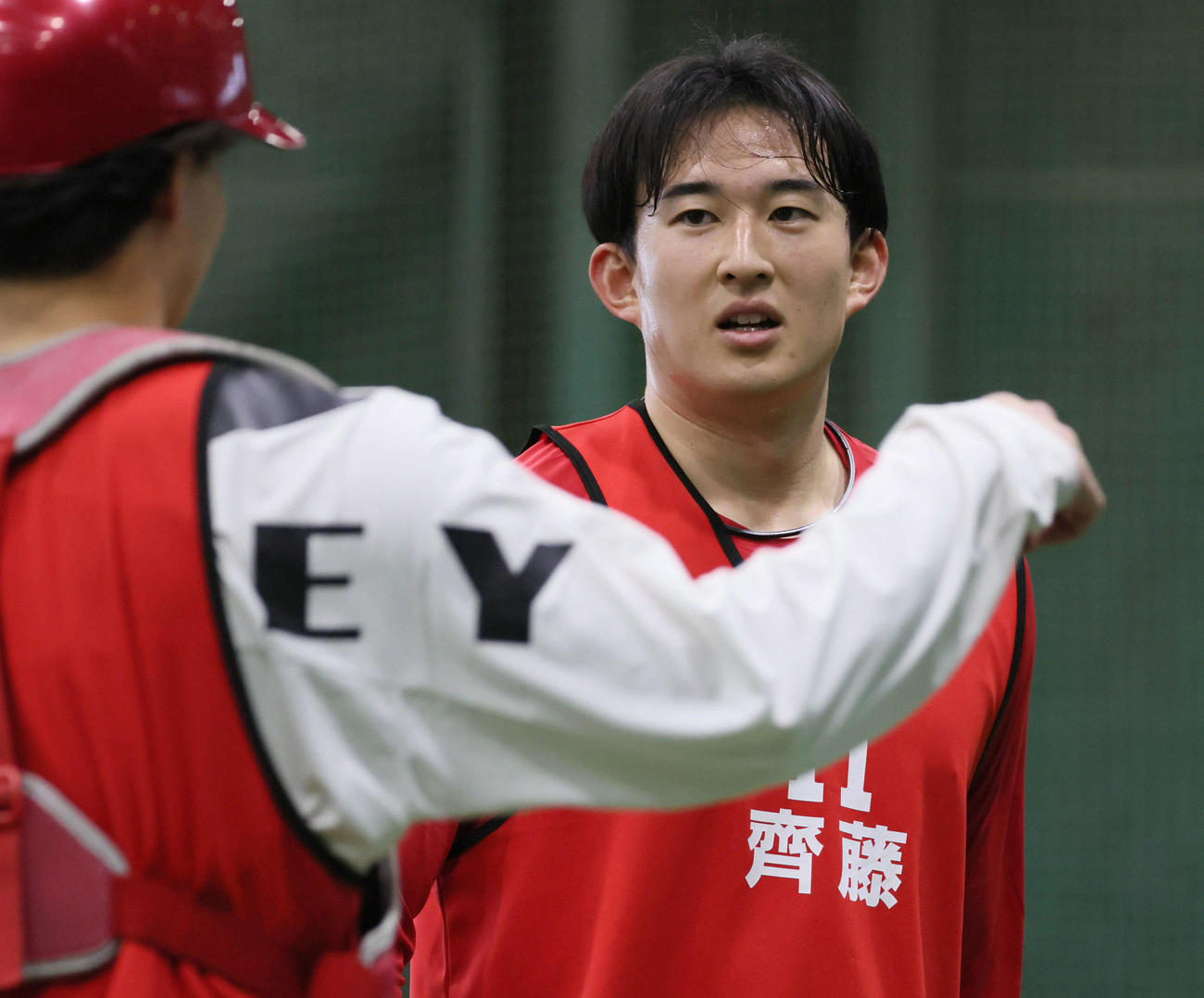 ブルペンで投げた広島ドラフト2位の斉藤汰（右）と育成1位の小林（撮影・加藤孝規）