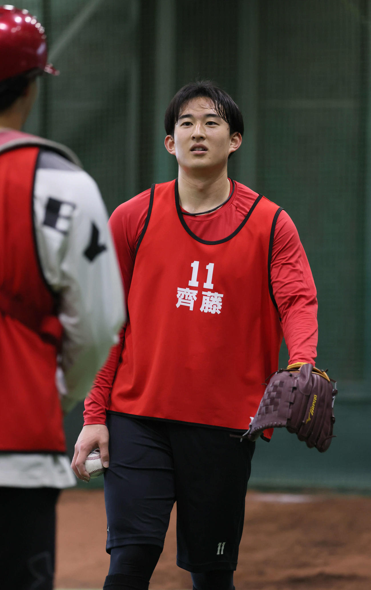 ブルペンで投げた広島ドラフト2位の斉藤汰（右）と育成1位の小林（撮影・加藤孝規）