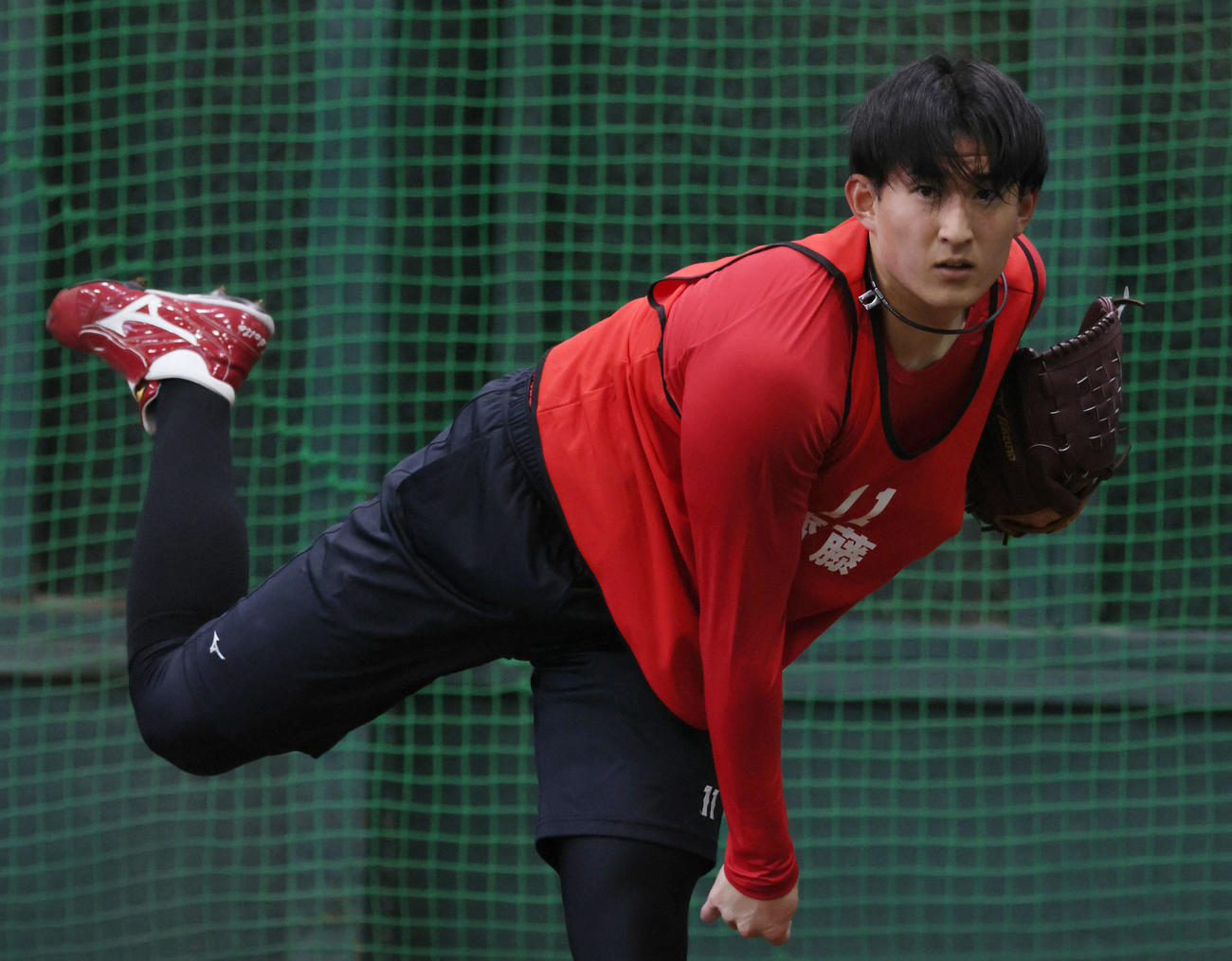 ブルペンで投げる広島ドラフト2位の斉藤汰（撮影・加藤孝規）