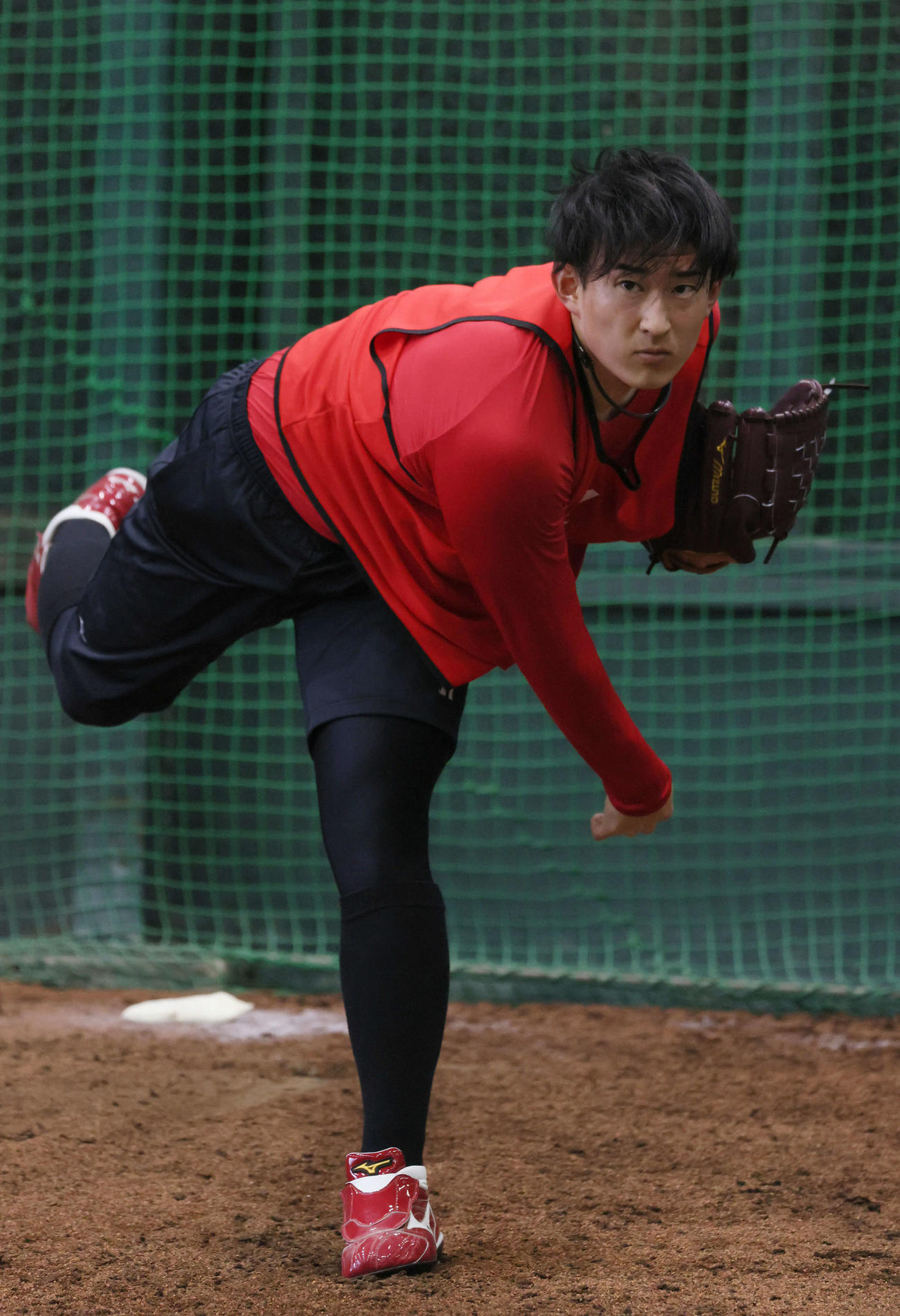 ブルペンで投げる広島ドラフト2位の斉藤汰（撮影・加藤孝規）