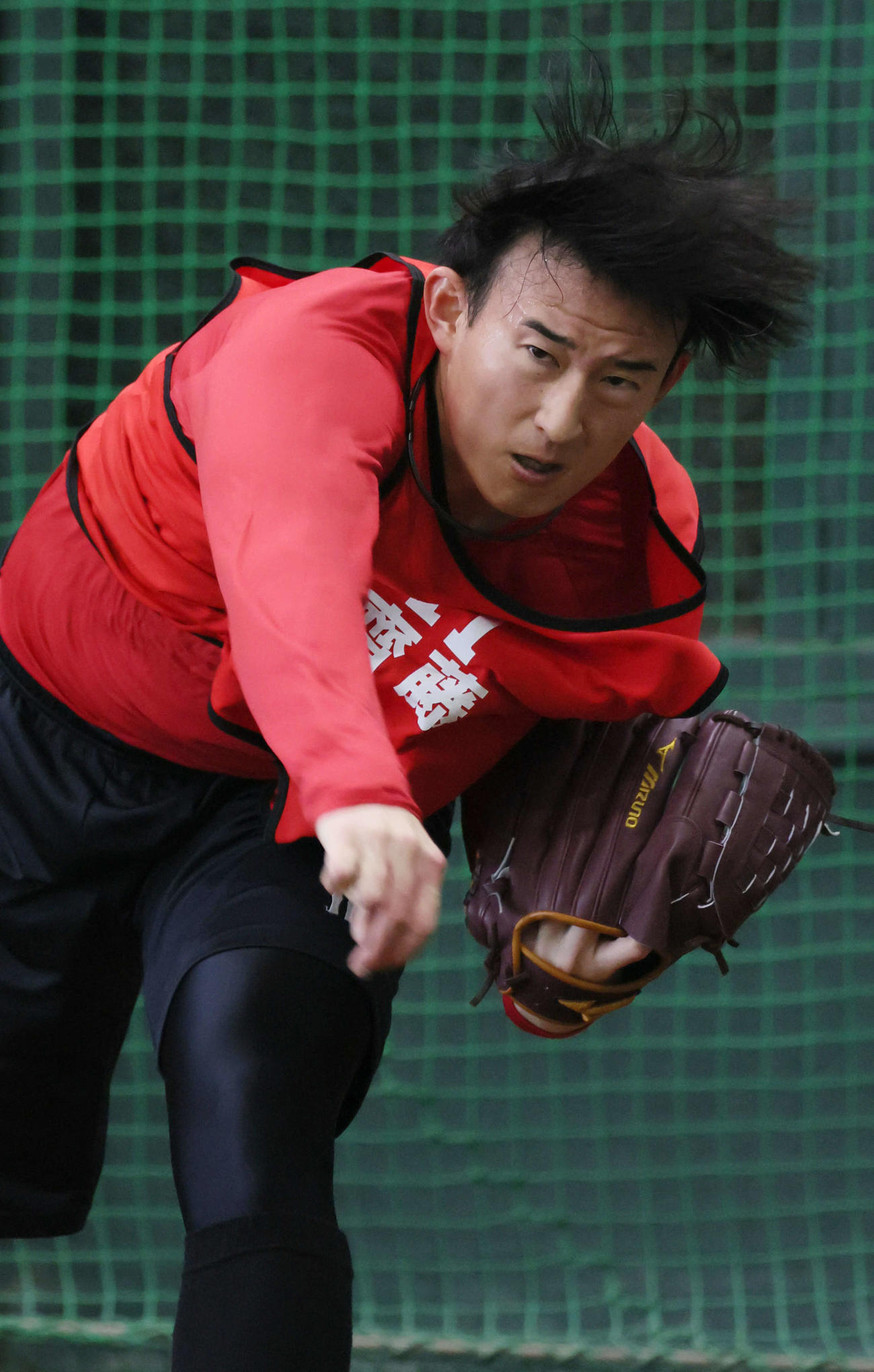 ブルペンで投げる広島ドラフト2位の斉藤汰（撮影・加藤孝規）