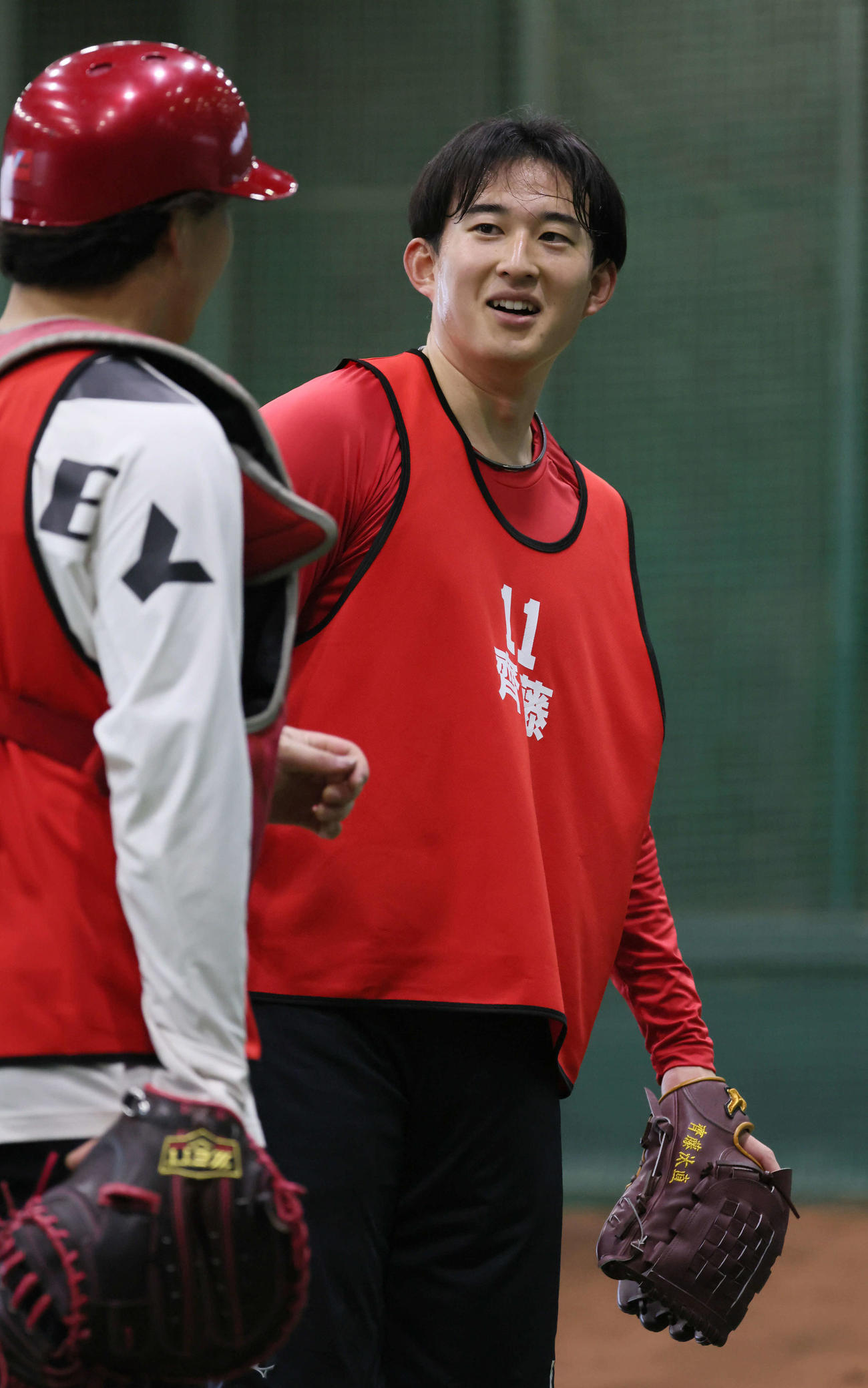 ブルペンで投げた広島ドラフト2位の斉藤汰（右）と育成1位の小林（撮影・加藤孝規）