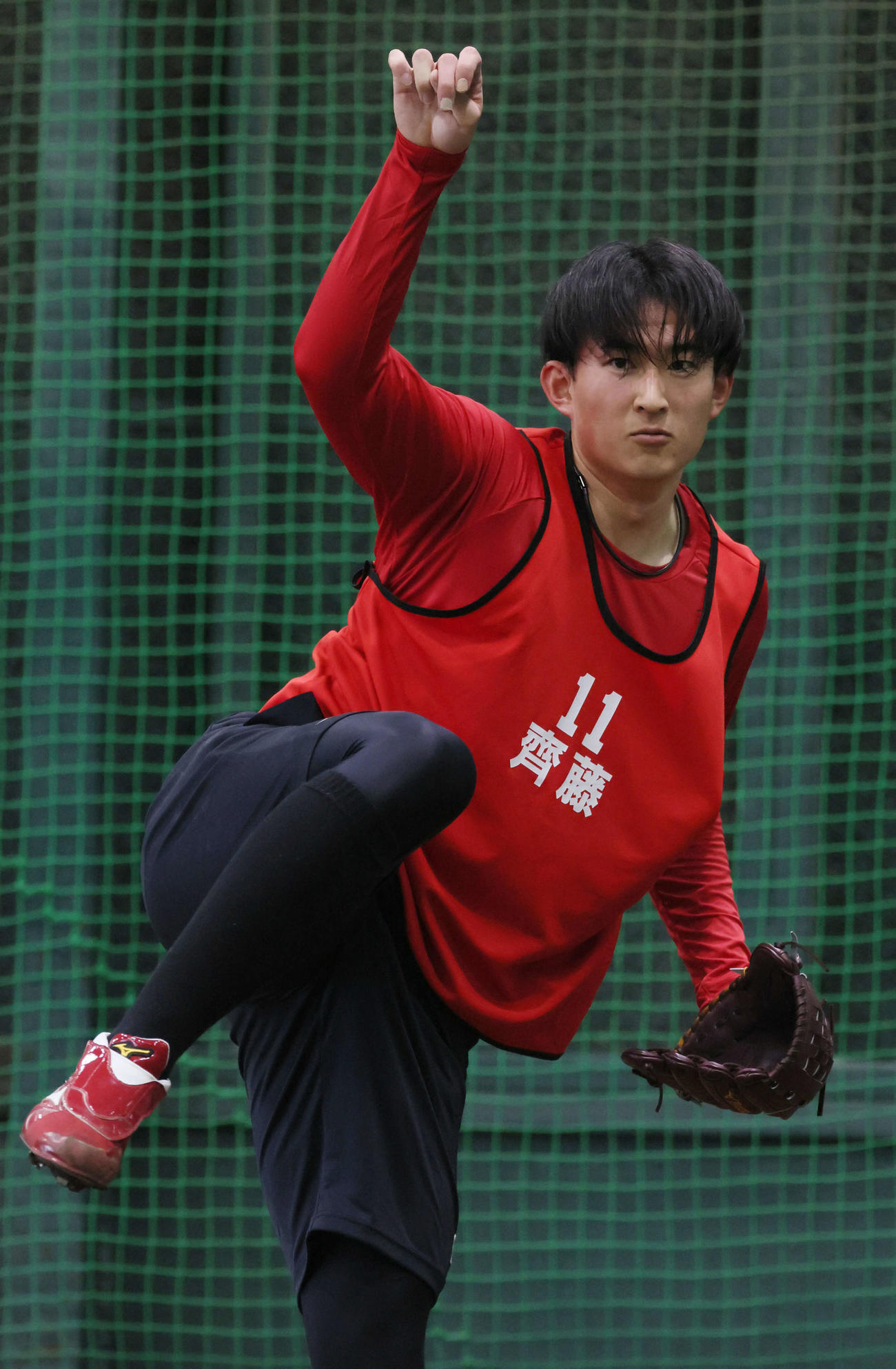 ブルペンで投げる広島ドラフト2位の斉藤汰（撮影・加藤孝規）