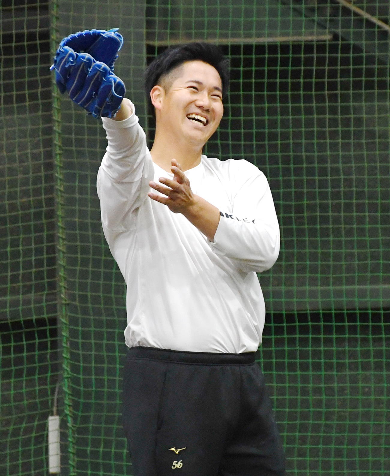 自主練習で笑顔を見せる楽天鈴木翔（撮影・山田愛斗）