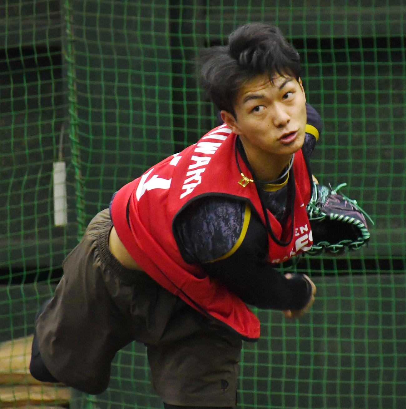 ブルペンで投球した楽天ドラフト1位の藤原（撮影・山田愛斗）