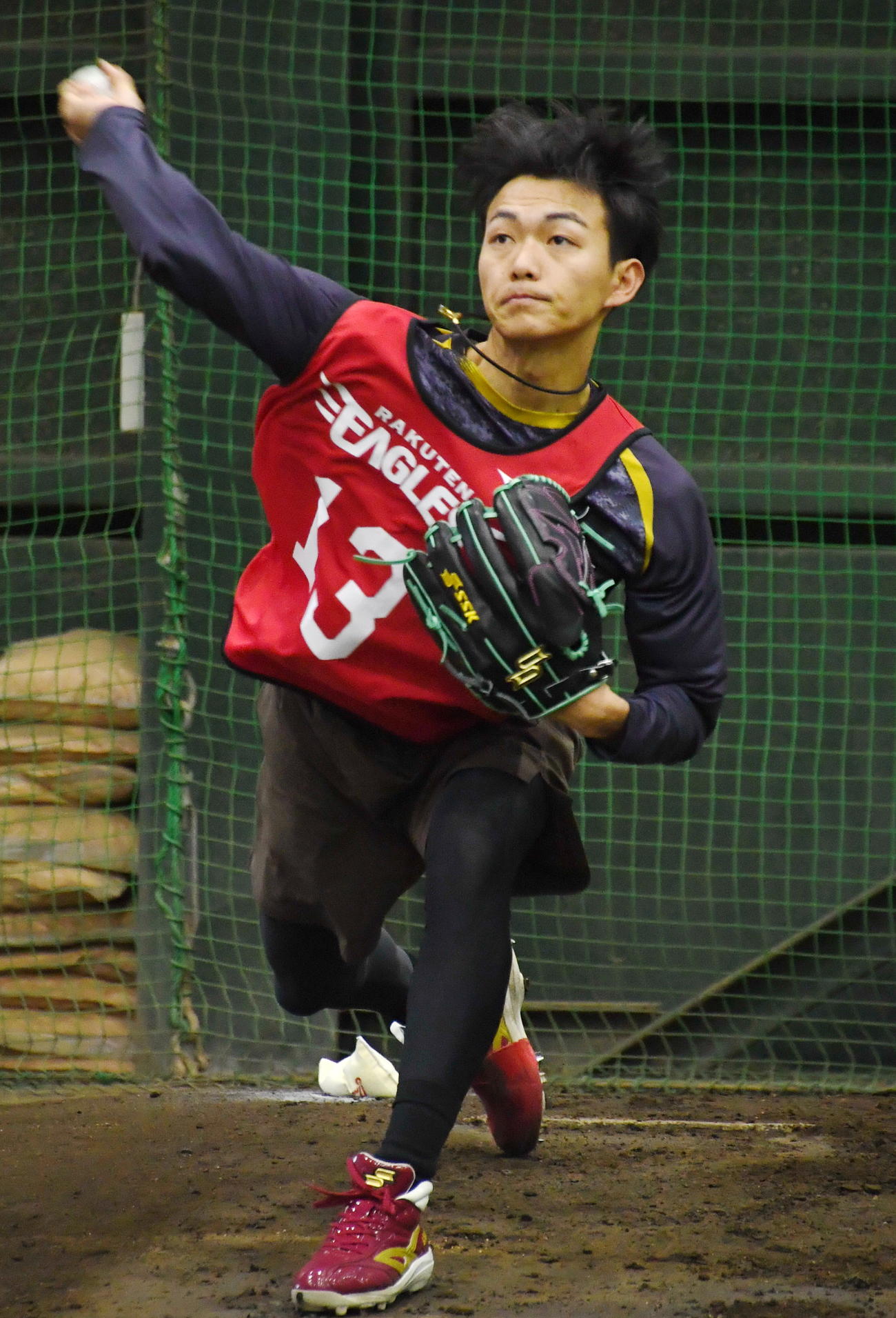 ブルペンで投球した楽天ドラフト1位の藤原（撮影・山田愛斗）