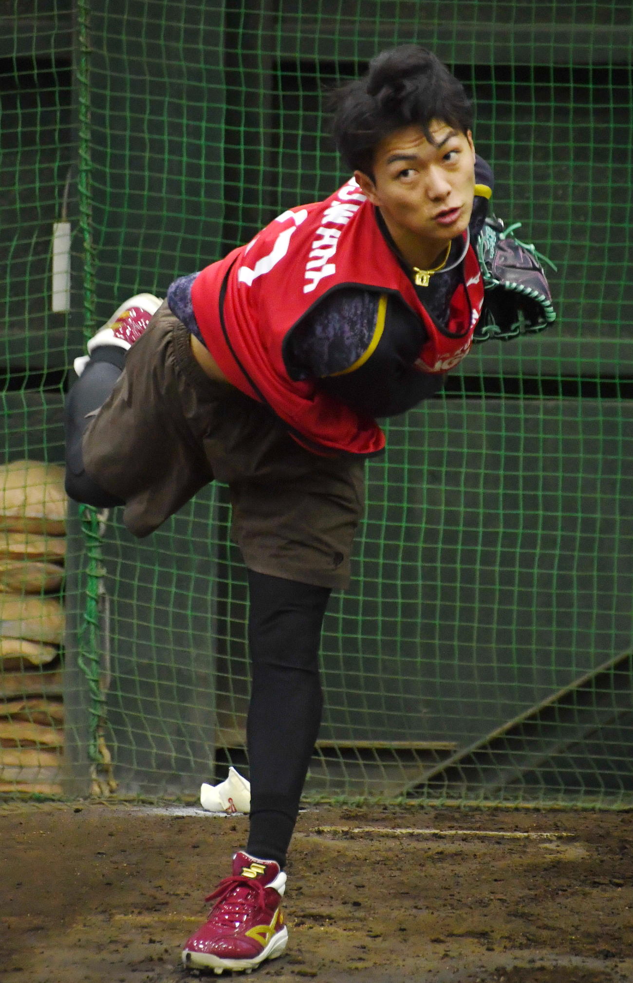 ブルペンで投球した楽天ドラフト1位の藤原（撮影・山田愛斗）