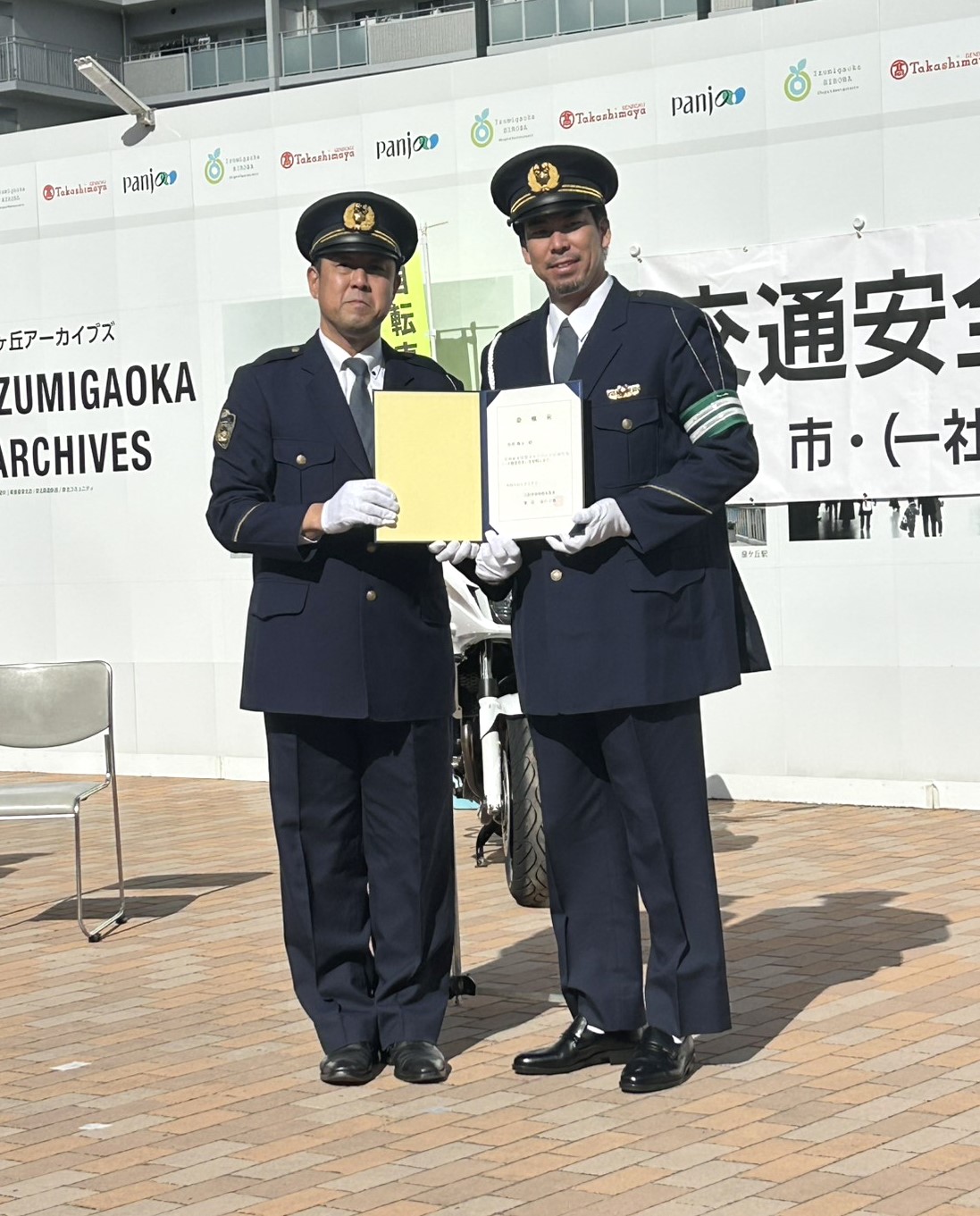 南堺警察署の一日署長を務めた楽天前田健（右）（撮影・佐藤究）