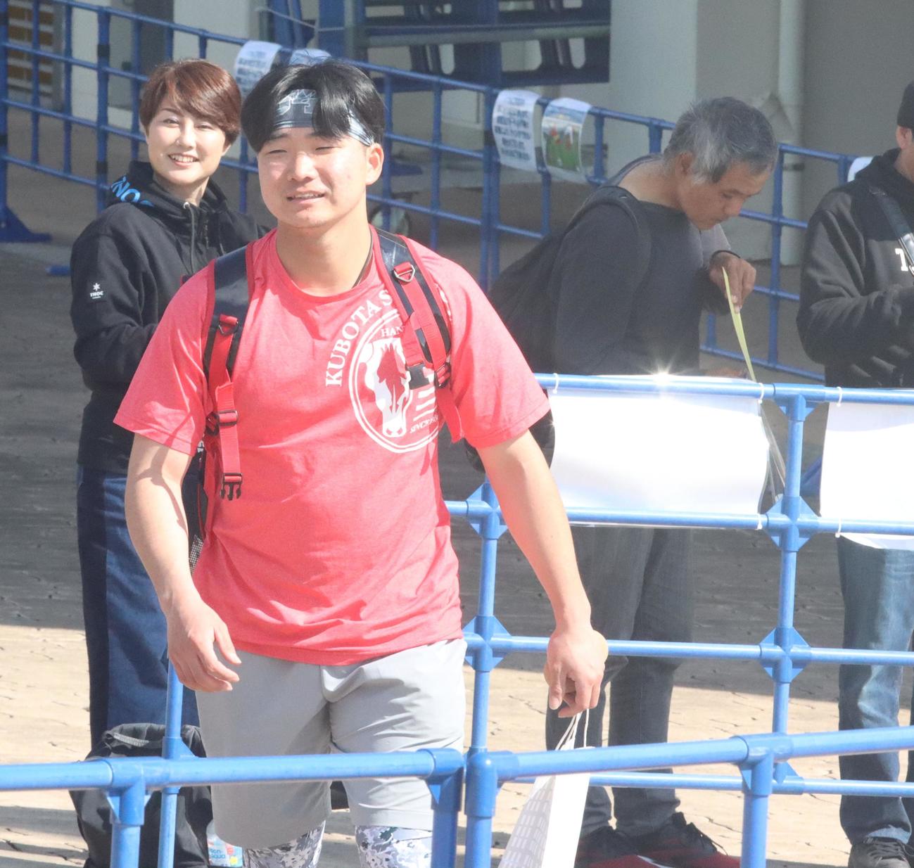 ファンサービスを終え宿舎に引き揚げる日本ハム山県（撮影・永野高輔）