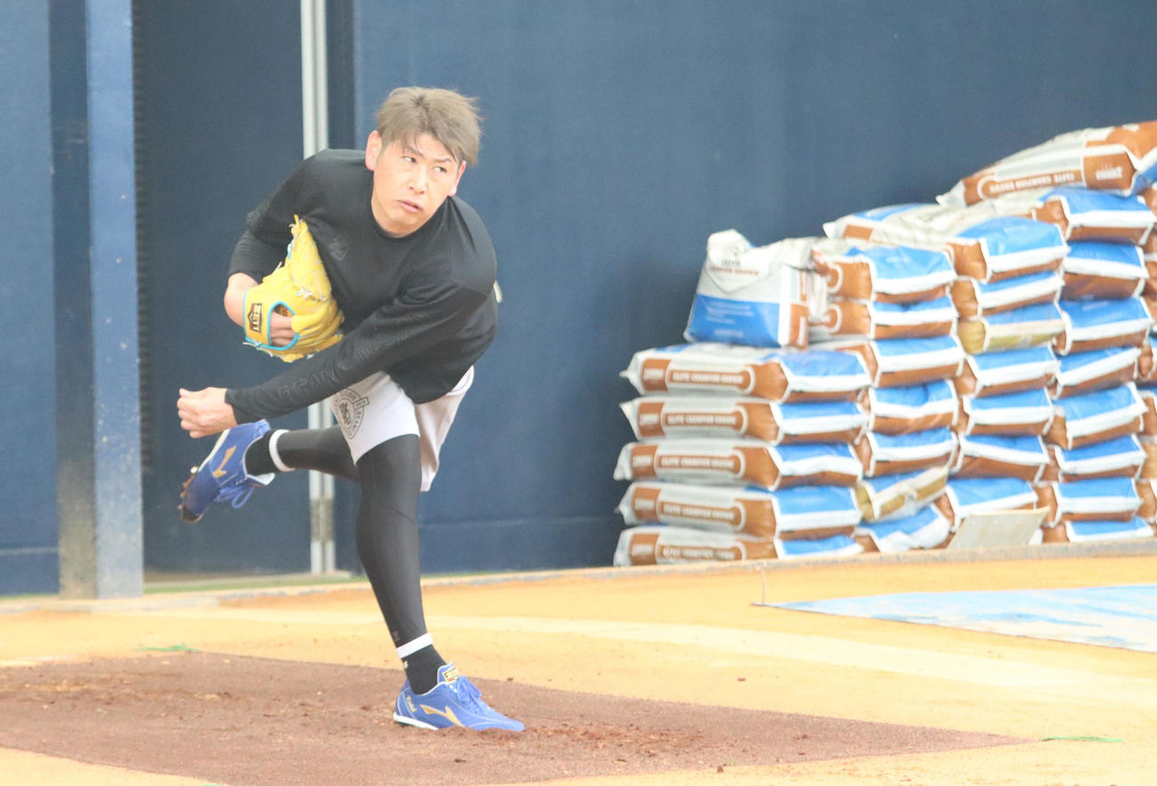 ブルペンに入り投球練習する日本ハム加藤貴（撮影・永野高輔）