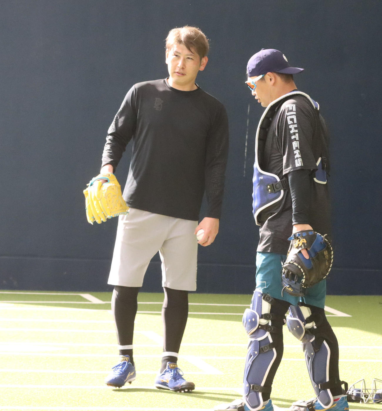 投球練習後、ブルペン捕手と話す日本ハム加藤貴（撮影・永野高輔）