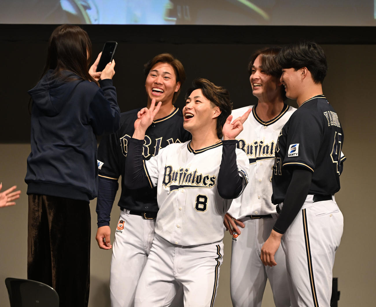 ファンミーティングを行い、動画を撮るオリックスの左から横山聖、麦谷、寺西、山口（撮影・和賀正仁）