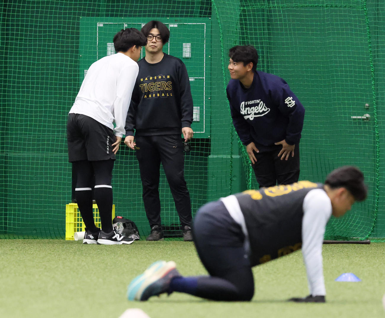 阪神嶋村はウオーミングアップする立石（左）にあいさつする（（撮影・加藤哉）
