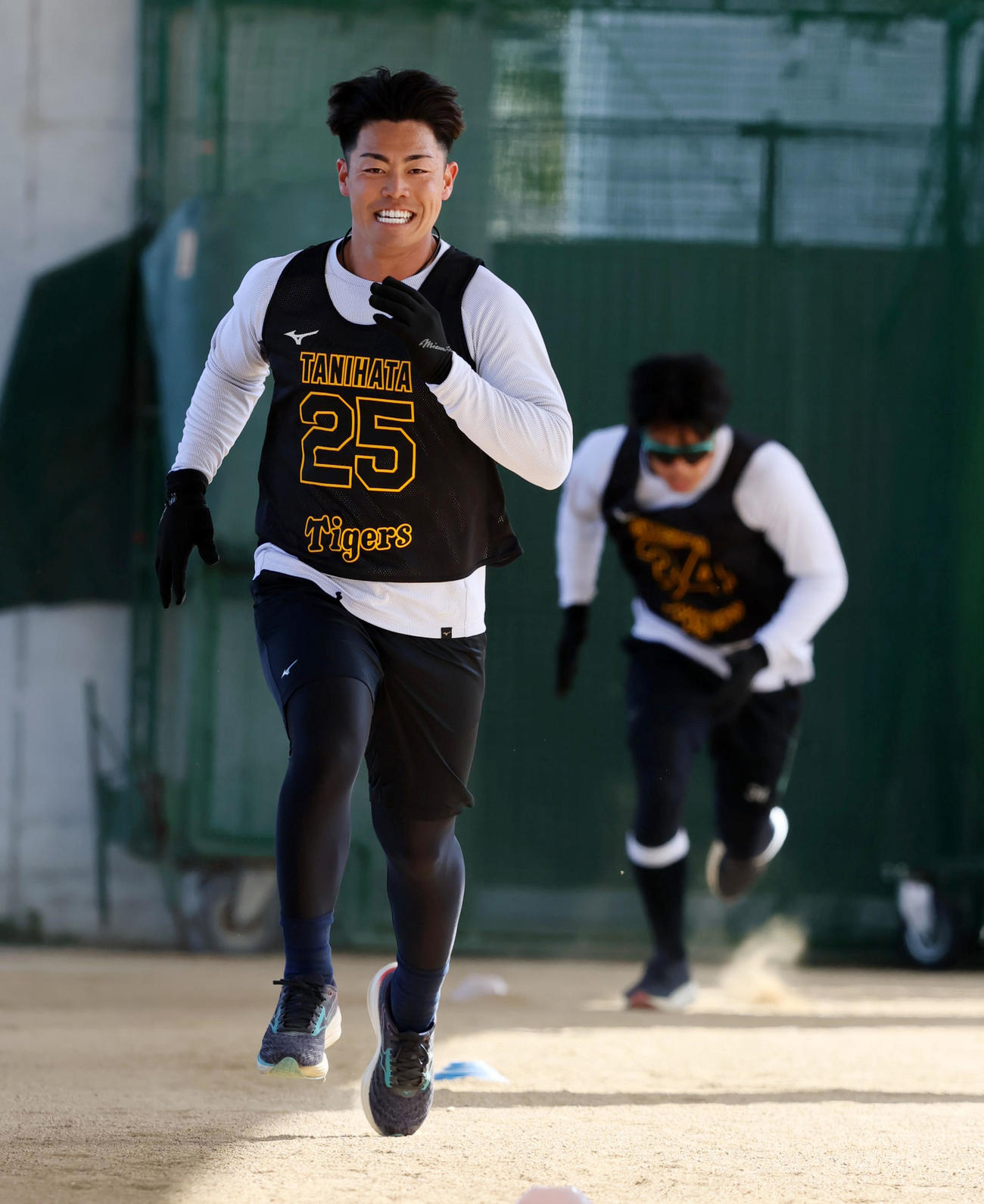 屋外でランニングの練習を行う阪神谷端（撮影・加藤哉）