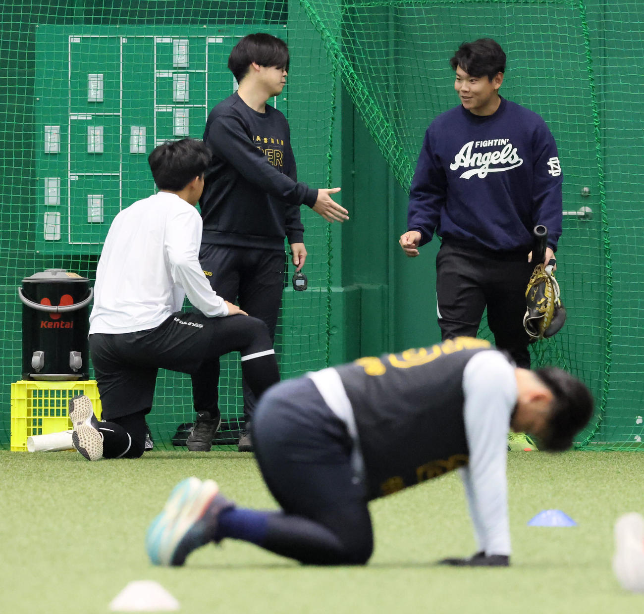 阪神嶋村はウオーミングアップする立石（左）にあいさつする（（撮影・加藤哉）
