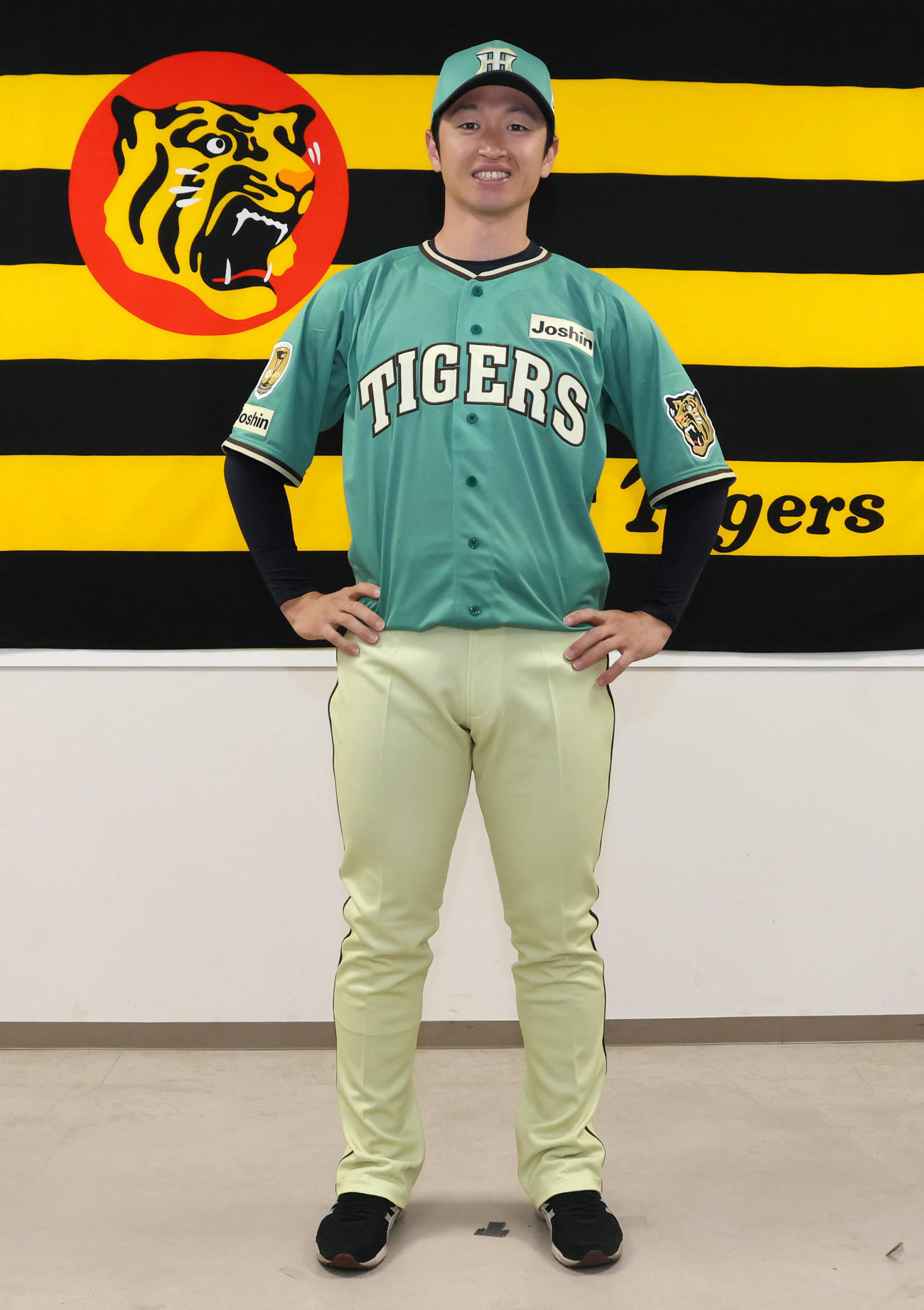 阪神近本がスタジアムヒーロズデイユニホームのお披露目会見を行った（撮影・加藤哉）