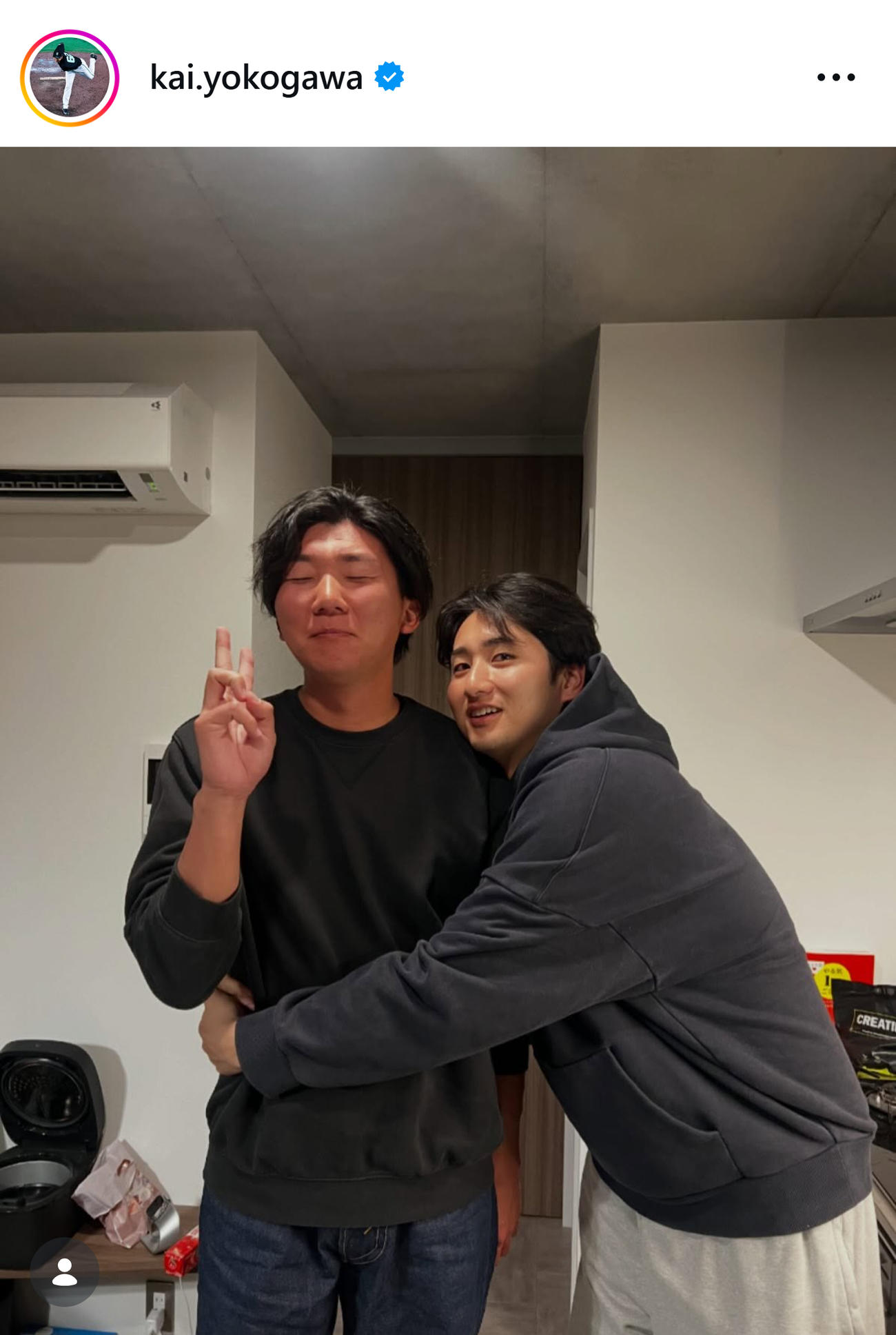 田中千晴に抱きつく横川（巨人横川凱のインスタグラムから）
