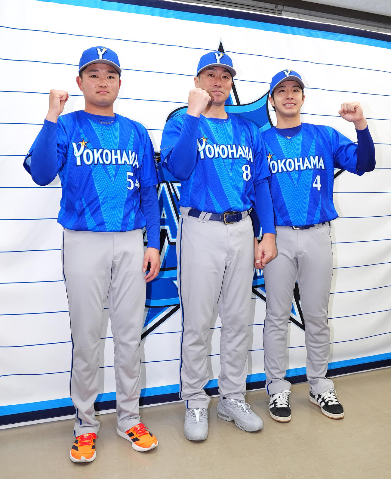 「DeNA2026初春の集い」でビジターユニホームを披露した、左から石田裕、相川監督、度会（撮影・江口和貴）