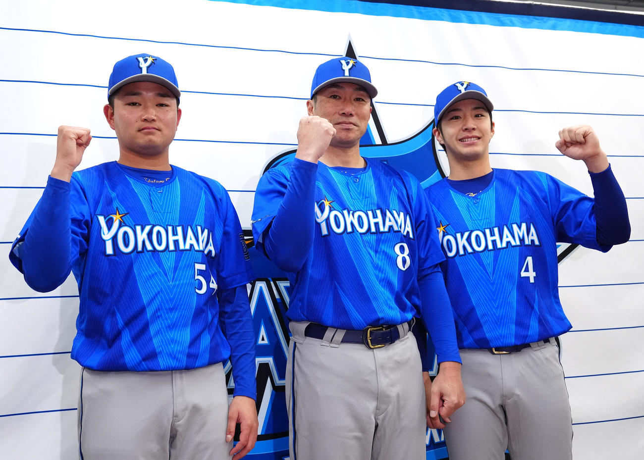 「DeNA2026初春の集い」でビジターユニホームを披露した、左から石田裕、相川監督、度会（撮影・江口和貴）