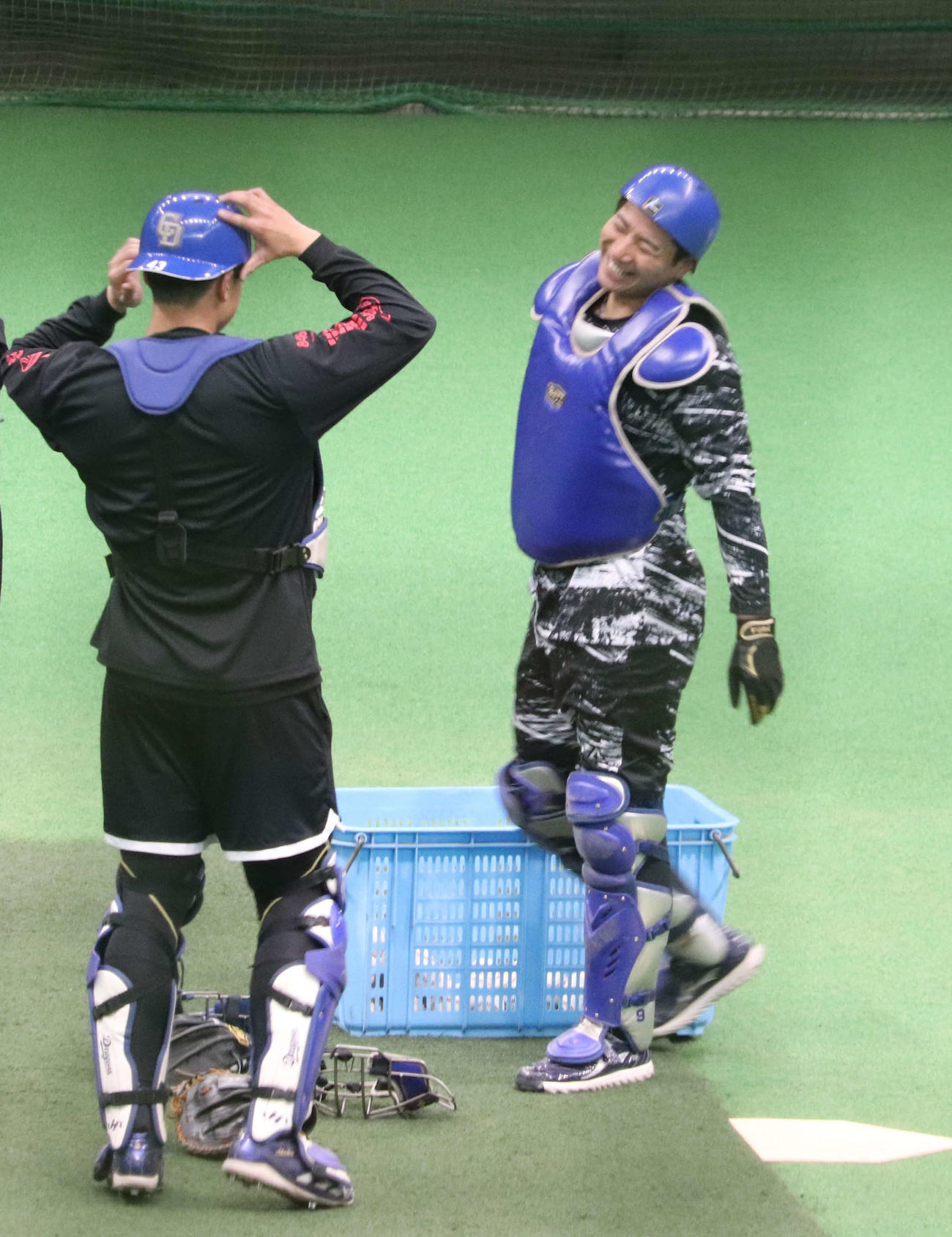 ナゴヤ球場での自主トレで笑顔を見せる中日石伊（右）と味谷