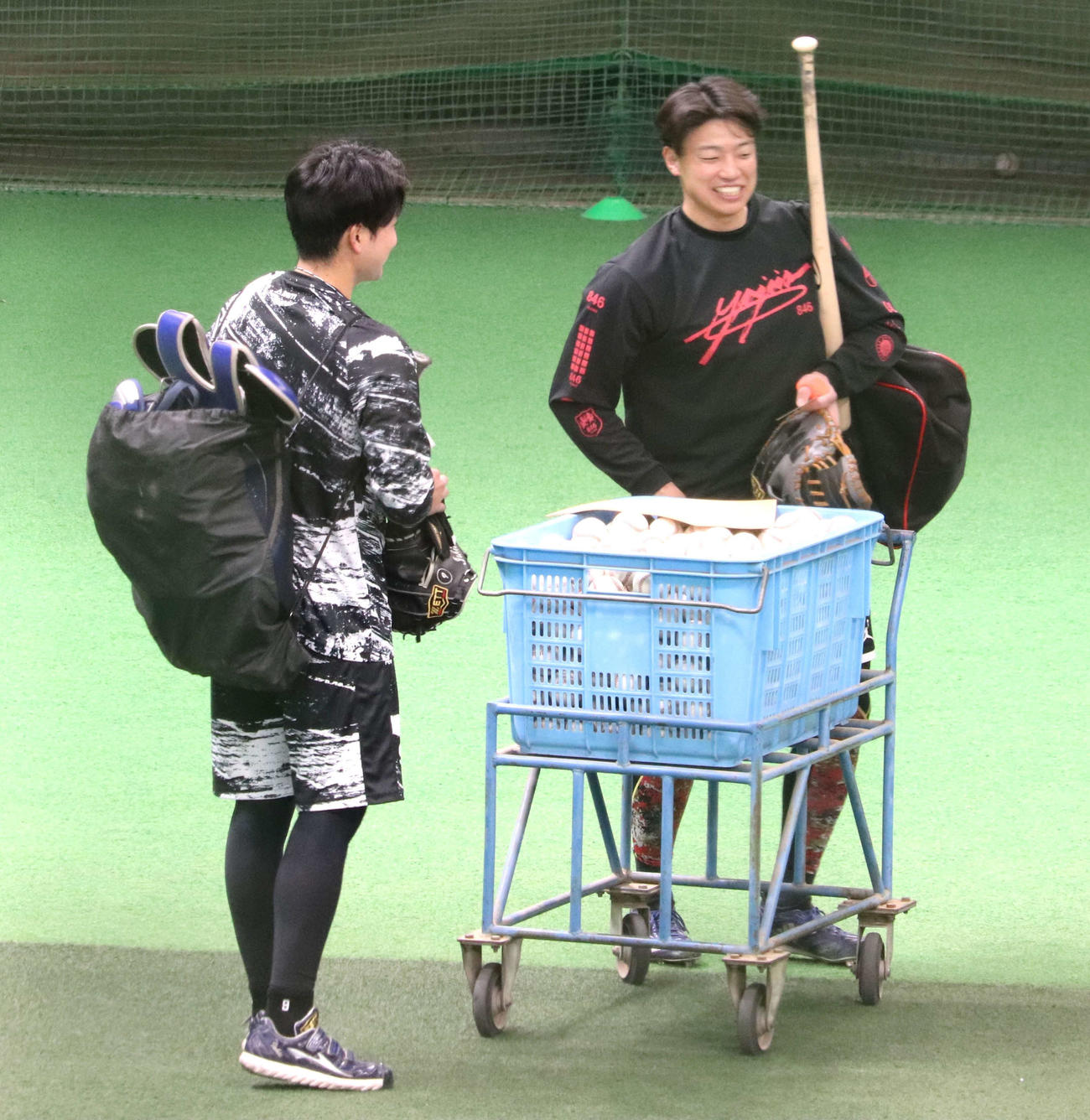 ナゴヤ球場で自主トレを行い一緒にボールを片付ける中日石伊（左）と味谷