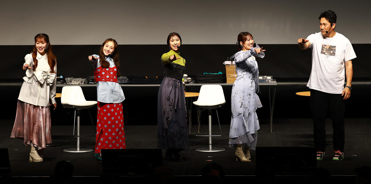 「マー君ROOM2026」を開催し、左からももいろクローバーZの佐々木彩夏、百田夏菜子、玉井詩織、高城れにと共演する巨人田中将（撮影・野上伸悟）