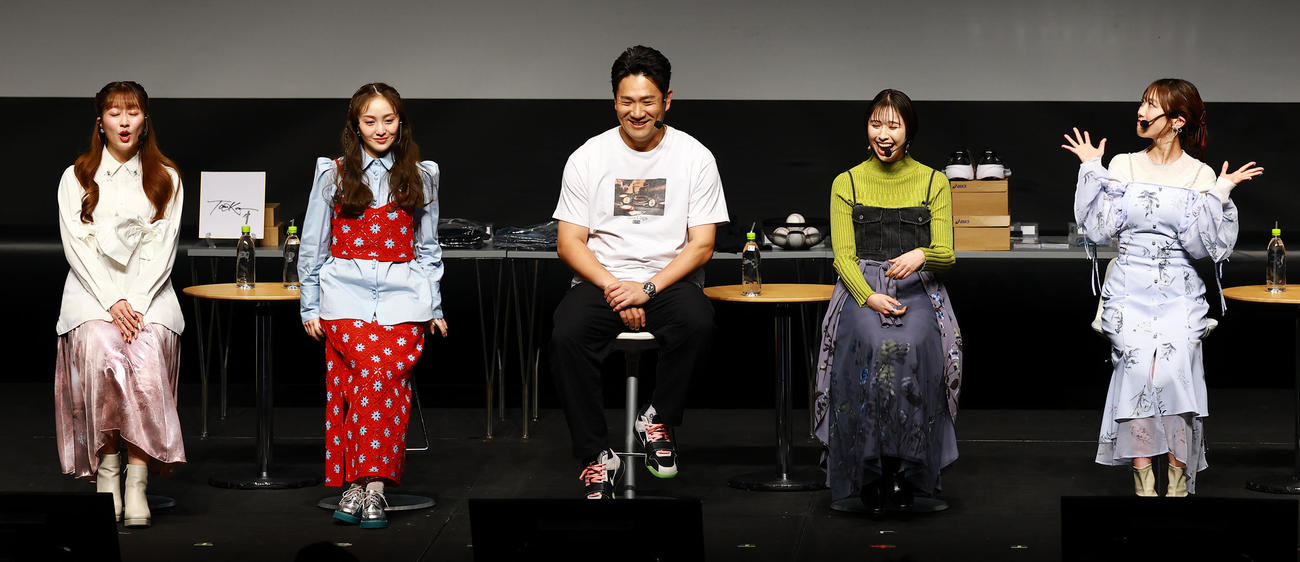 「マー君ROOM2026」を開催し、ももいろクローバーZと共演する巨人田中将（中央）。左から、佐々木彩夏、百田夏菜子、1人おいて玉井詩織、高城れに（撮影・野上伸悟）