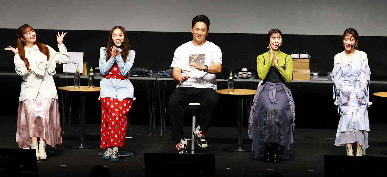 「マー君ROOM2026」を開催し、ももいろクローバーZと共演する巨人田中将（中央）。左から、佐々木彩夏、百田夏菜子、1人おいて玉井詩織、高城れに（撮影・野上伸悟）
