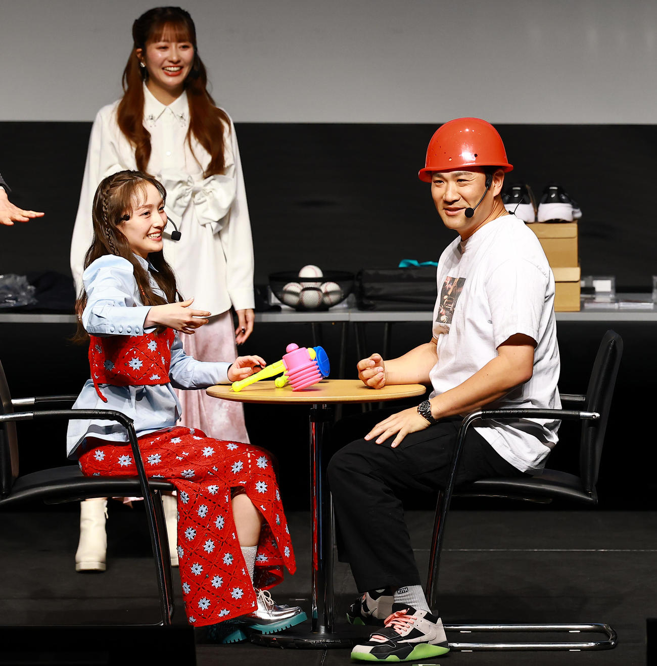 「マー君ROOM2026」を開催し、ももいろクローバーZの百田夏菜子（左）とたたいてかぶってジャンケンポンゲームで対戦する巨人田中将（撮影・野上伸悟）