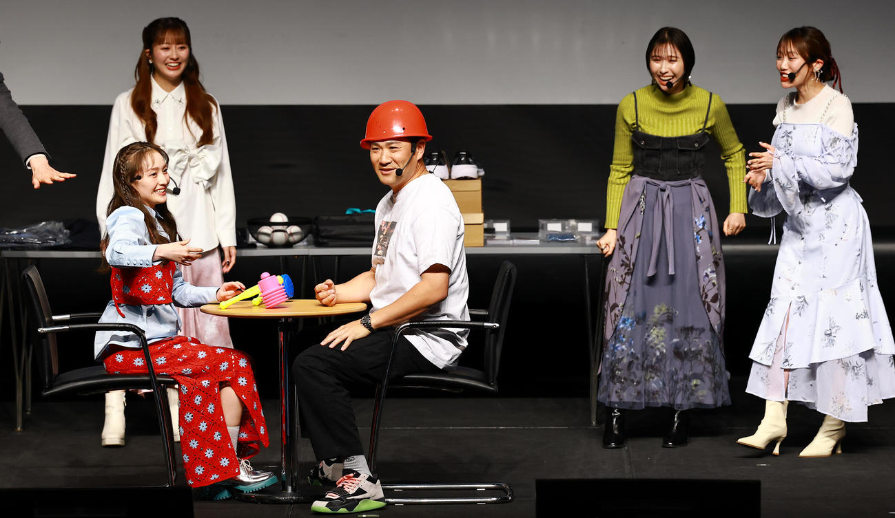 「マー君ROOM2026」を開催し、ももいろクローバーZの百田夏菜子（左）とたたいてかぶってジャンケンポンゲームで対戦する巨人田中将。後方左から佐々木彩夏、玉井詩織、高城れに（撮影・野上伸悟）