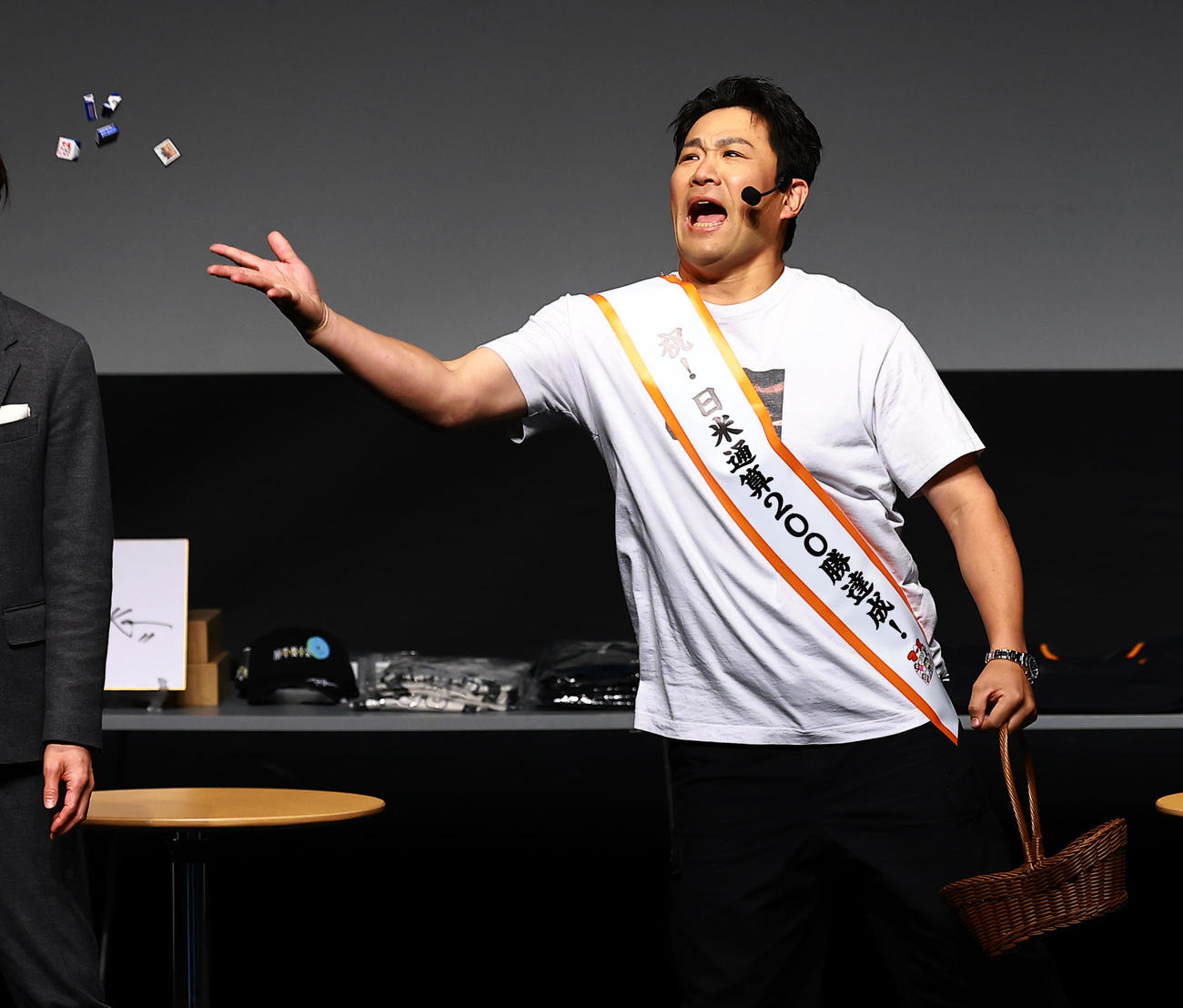 「マー君ROOM2026」を開催しファンにチョコレートを配る巨人田中将（撮影・野上伸悟）