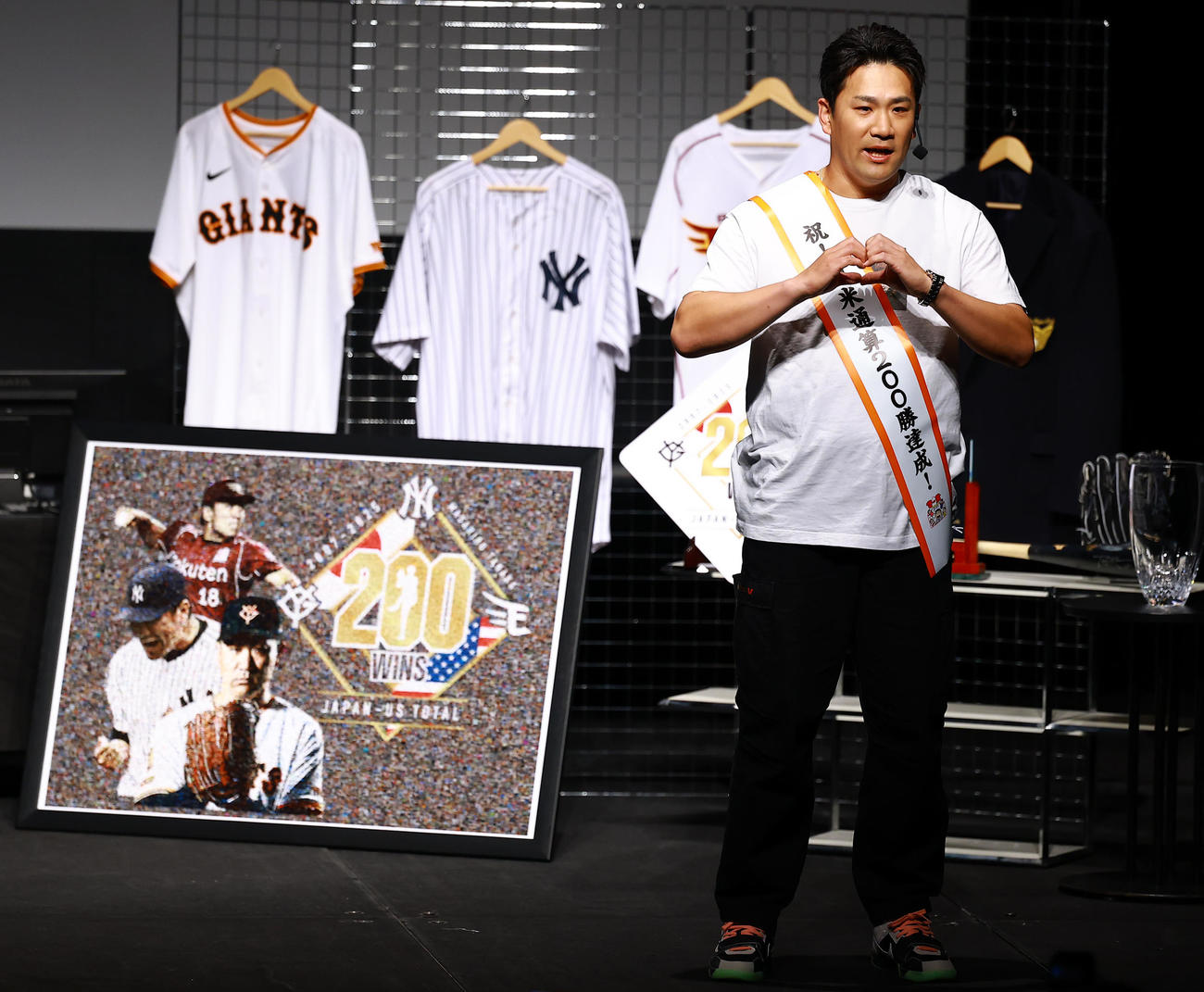 「マー君ROOM2026」を開催し、ファンの写真撮影にハートポーズで応じる巨人田中将（撮影・野上伸悟）