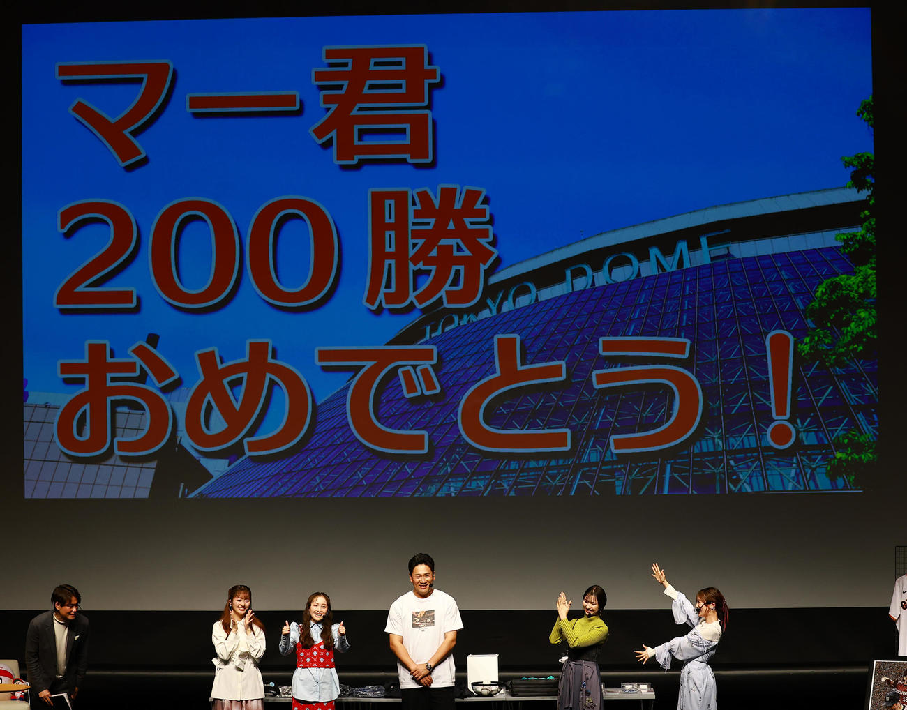 「マー君ROOM2026」を開催し、ファンから200勝を祝福される巨人田中将大。左から、上重聡アナウンサー、ももいろクローバーZ佐々木彩夏、百田夏菜子、1人おいて玉井詩織、高城れに（撮影・野上伸悟）