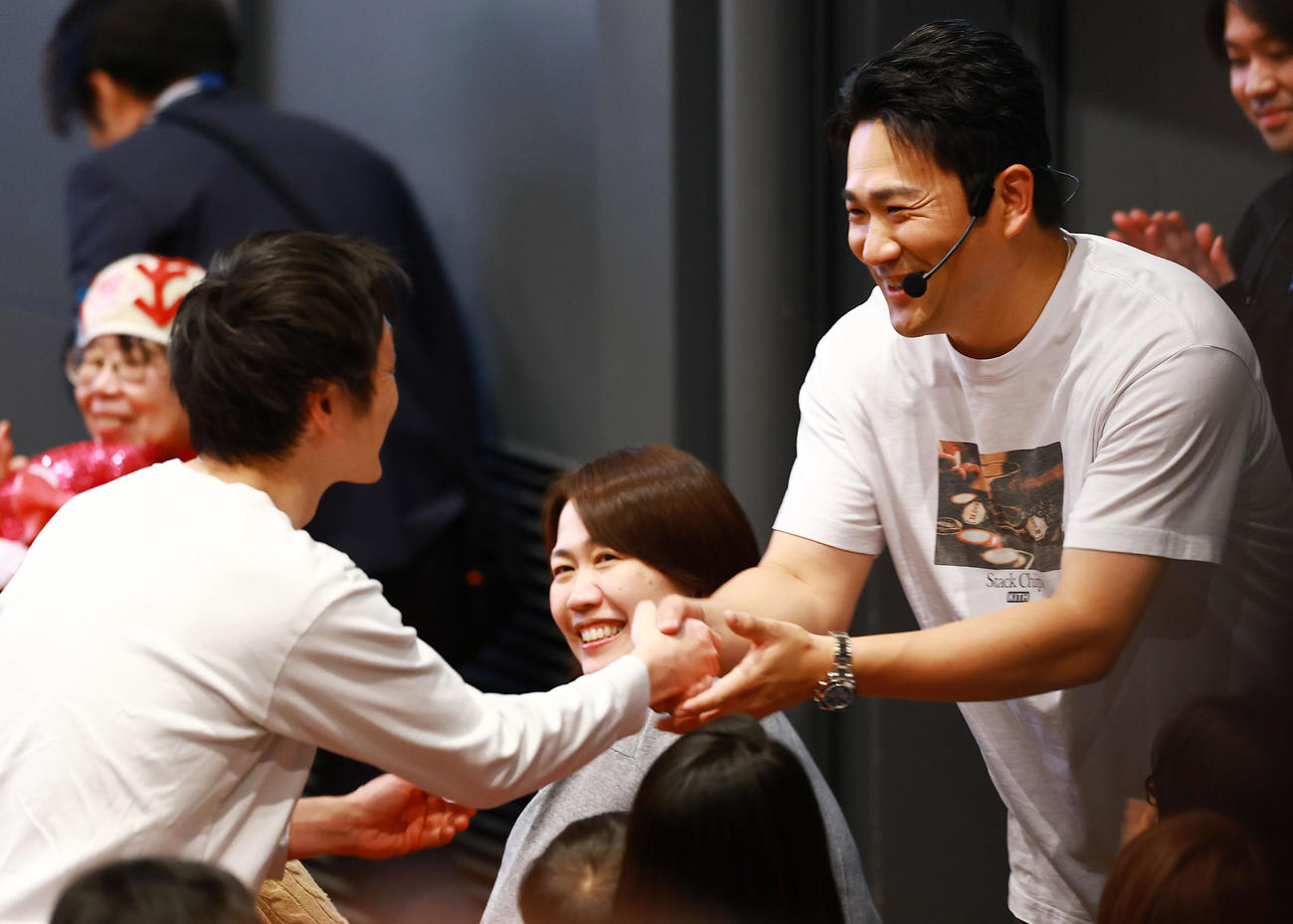 「マー君ROOM2026」を開催し、ファンと握手する巨人田中将（撮影・野上伸悟）