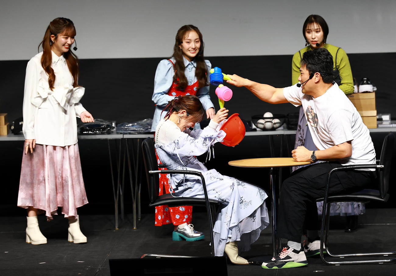 「マー君ROOM2026」を開催し、ももいろクローバーZの高城れに（左）にたたいてかぶってジャンケンポンゲームで勝利する巨人田中将（撮影・野上伸悟）