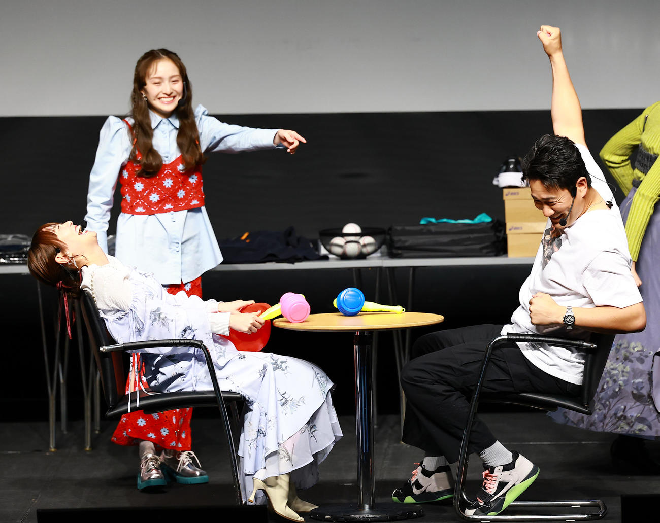 「マー君ROOM2026」を開催し、ももいろクローバーZの高城れに（左）にたたいてかぶってジャンケンポンゲームで勝利する巨人田中将（撮影・野上伸悟）