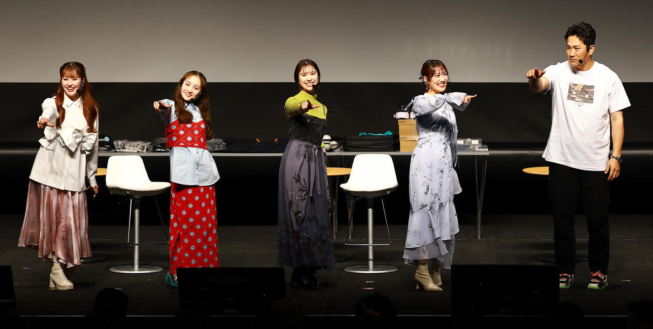 「マー君ROOM2026」を開催し、左からももいろクローバーZの佐々木彩夏、百田夏菜子、玉井詩織、高城れにと共演する巨人田中将（撮影・野上伸悟）