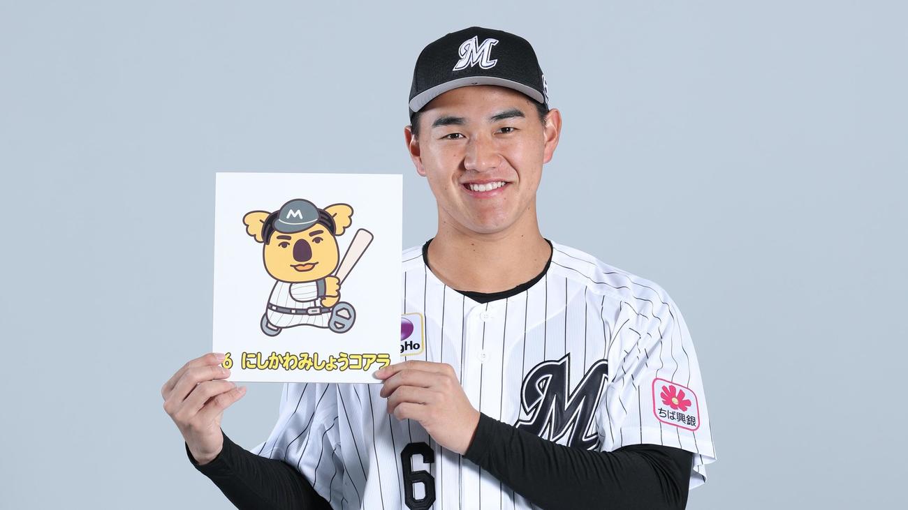 自身のイラストパネルを持つ西川（球団提供）