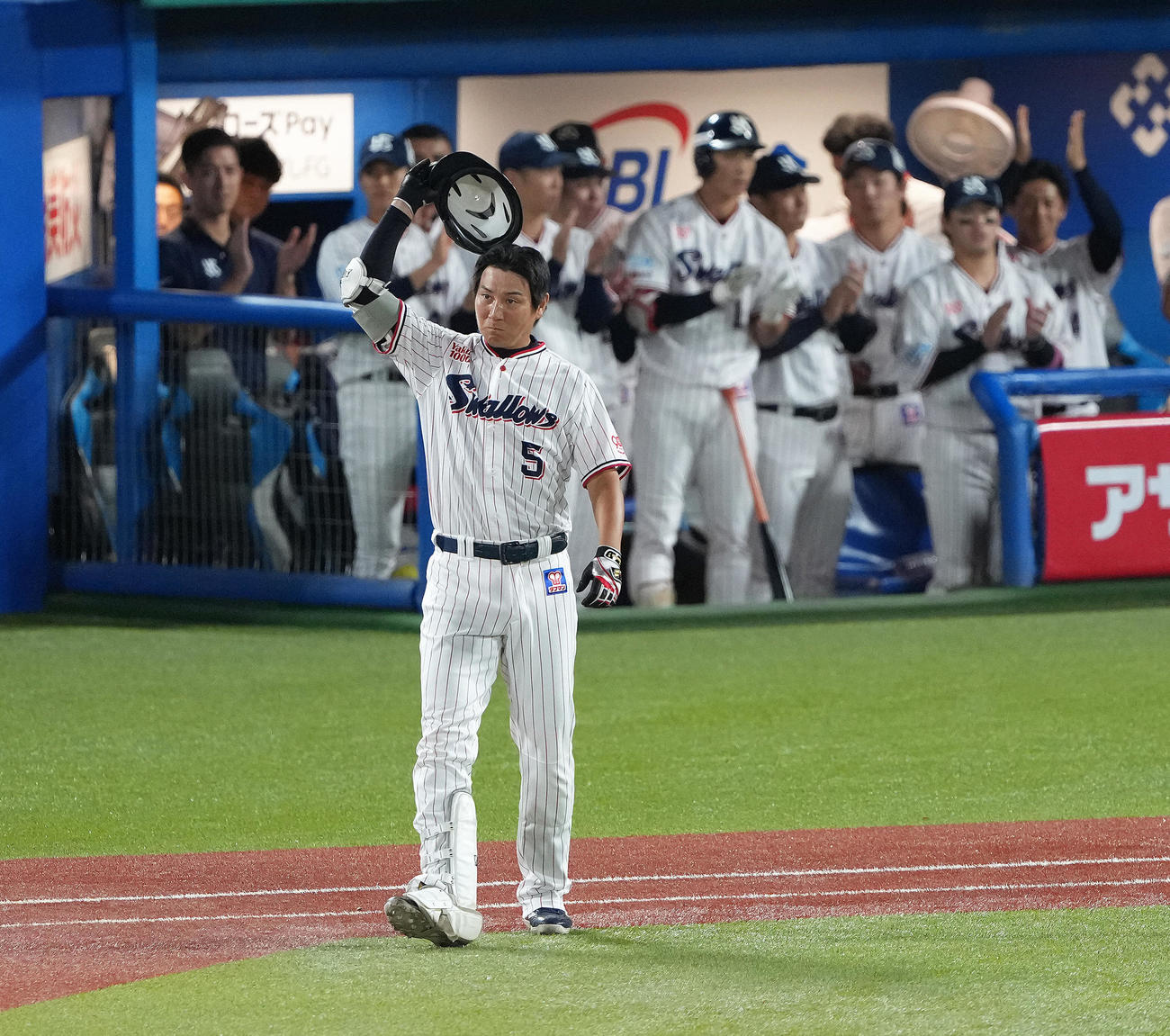 代打川端は左飛に倒れ、スタンドの声援に帽子を取って応える（2025年9月撮影）