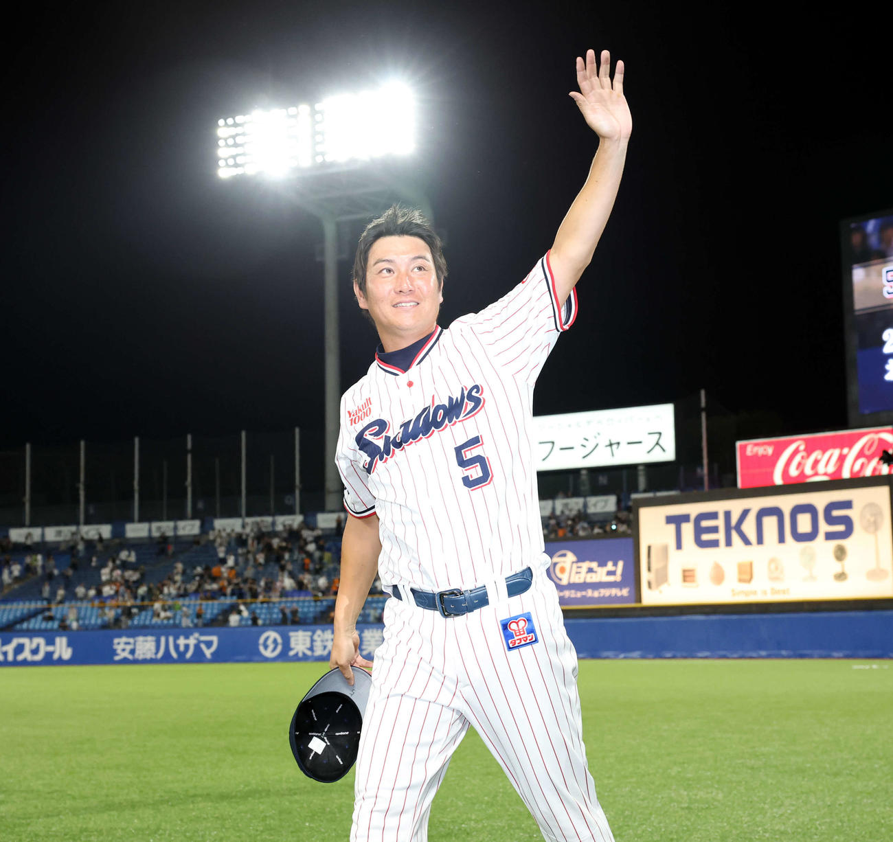ヤクルト対巨人　試合後、ファンにあいさつするヤクルト川端（2025年9月撮影）