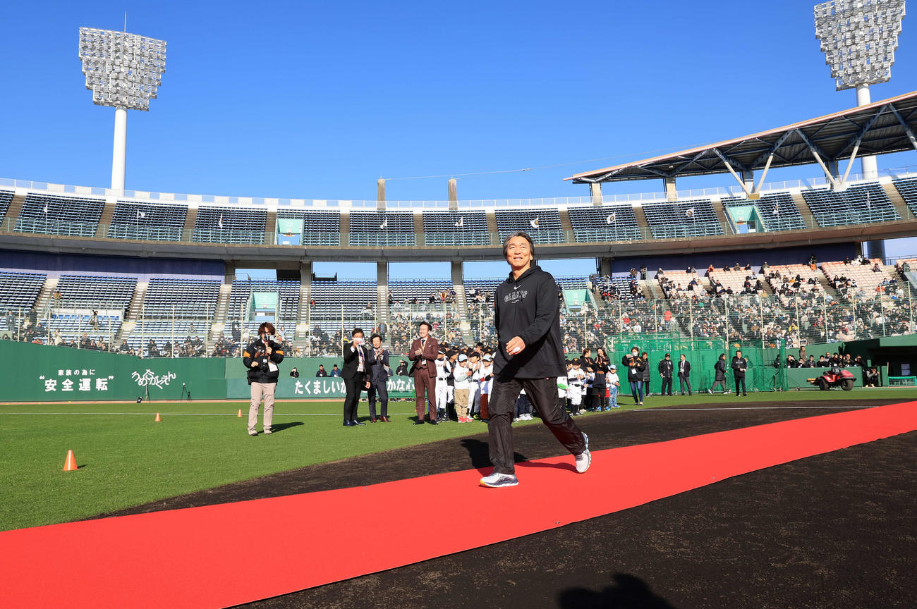 2024年2月10日、レッドカーペットが敷かれたスタジアムに入る松井秀喜氏