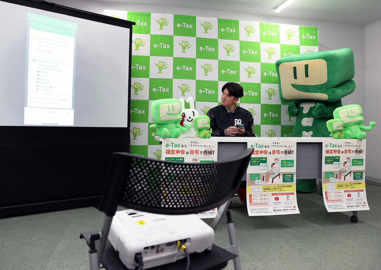 大阪国税局「スマホで確定申告体験会」に参加する阪神高寺（撮影・上山淳一）