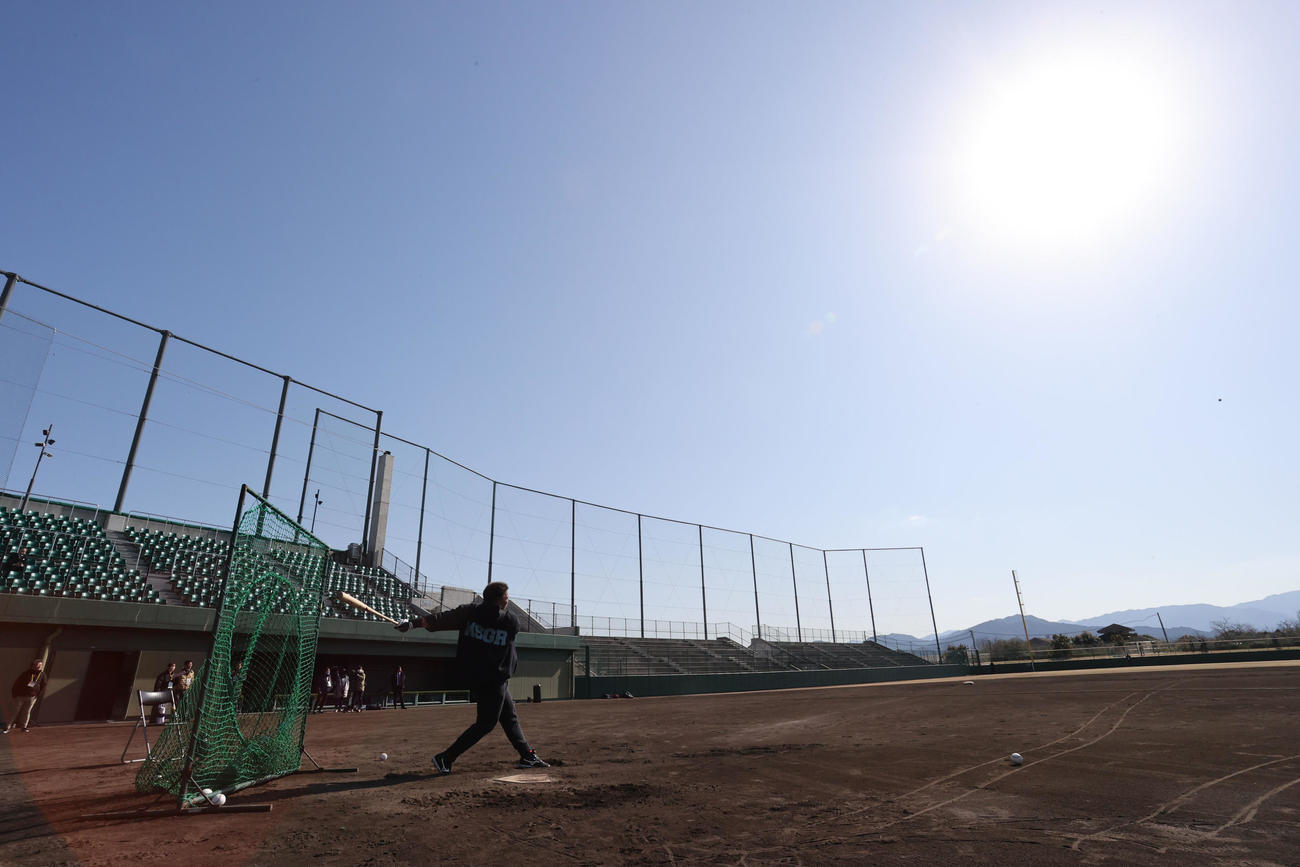打撃練習をするソフトバンク山川（撮影・梅根麻紀）
